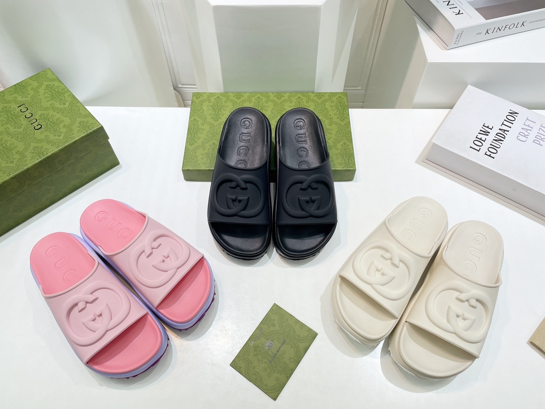 Gucci Women's slide sandal with Interlocking G WOMEN 5 - vstockx