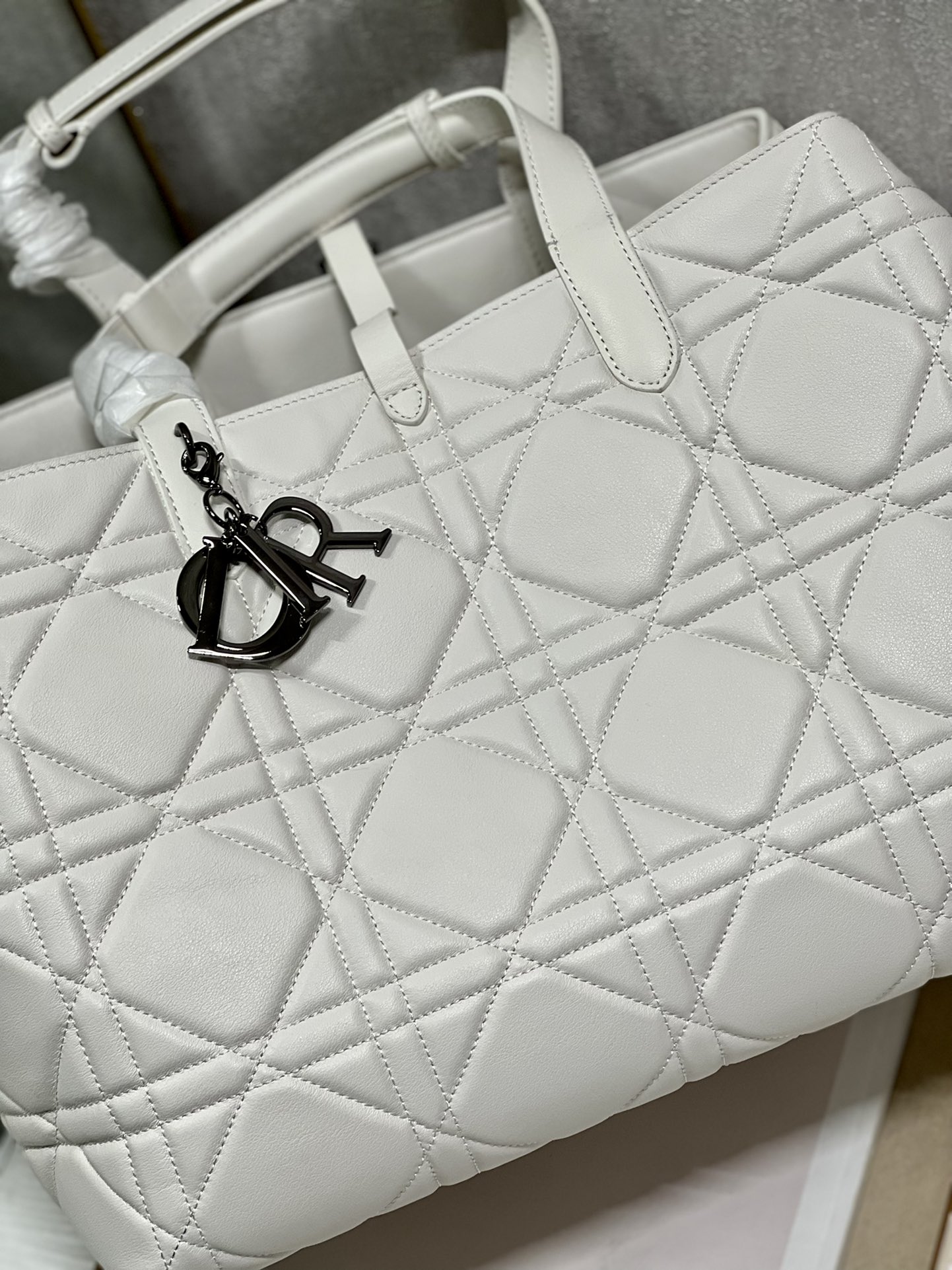 Handbag Dior 1188 size 37  43  22 cm - vstockx