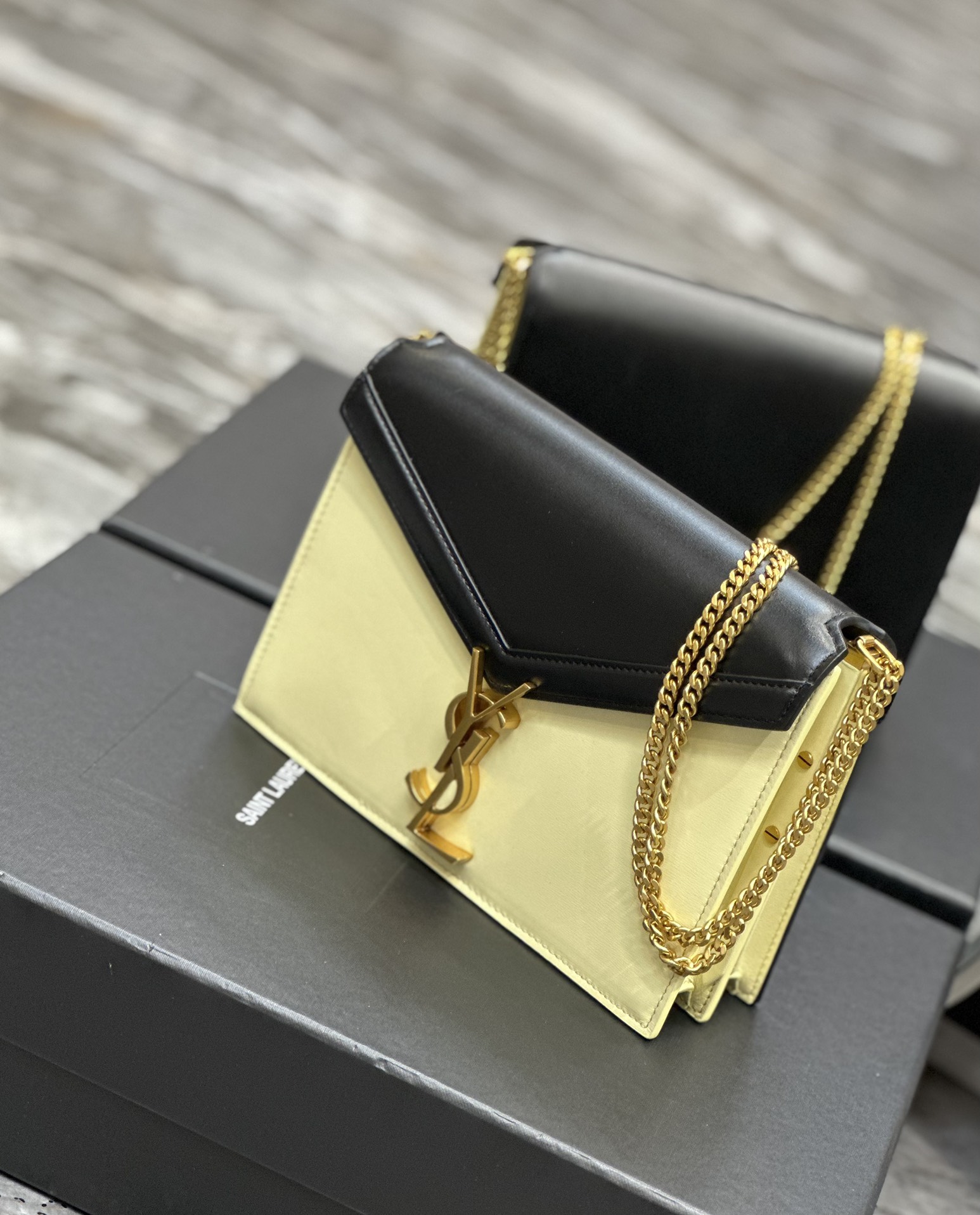 Handbags SAINT LAURENT 532750 size 22x16.5x5.5 cm - vstockx