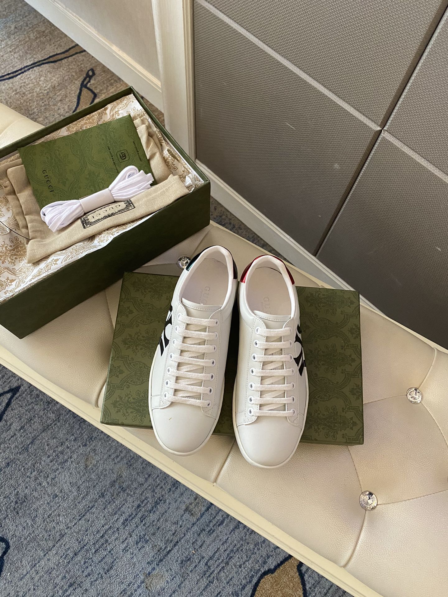 Gucci Women's Ace sneaker with bee sneaker 4 - vstockx