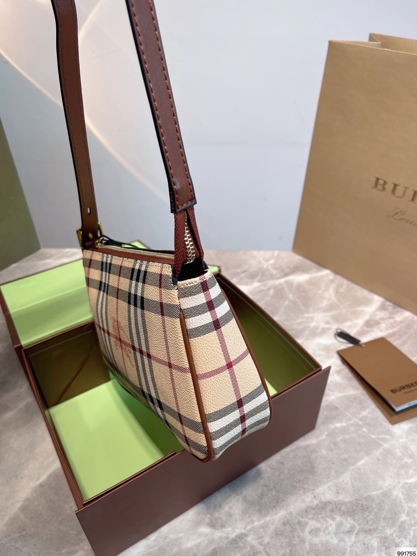 Burberry Խ  Խ        ܾ û аͱ          Ķ  ĸо   ֮ǰҲֻ          Ƭ  ߴ 21 cm x 14cm - vstockx