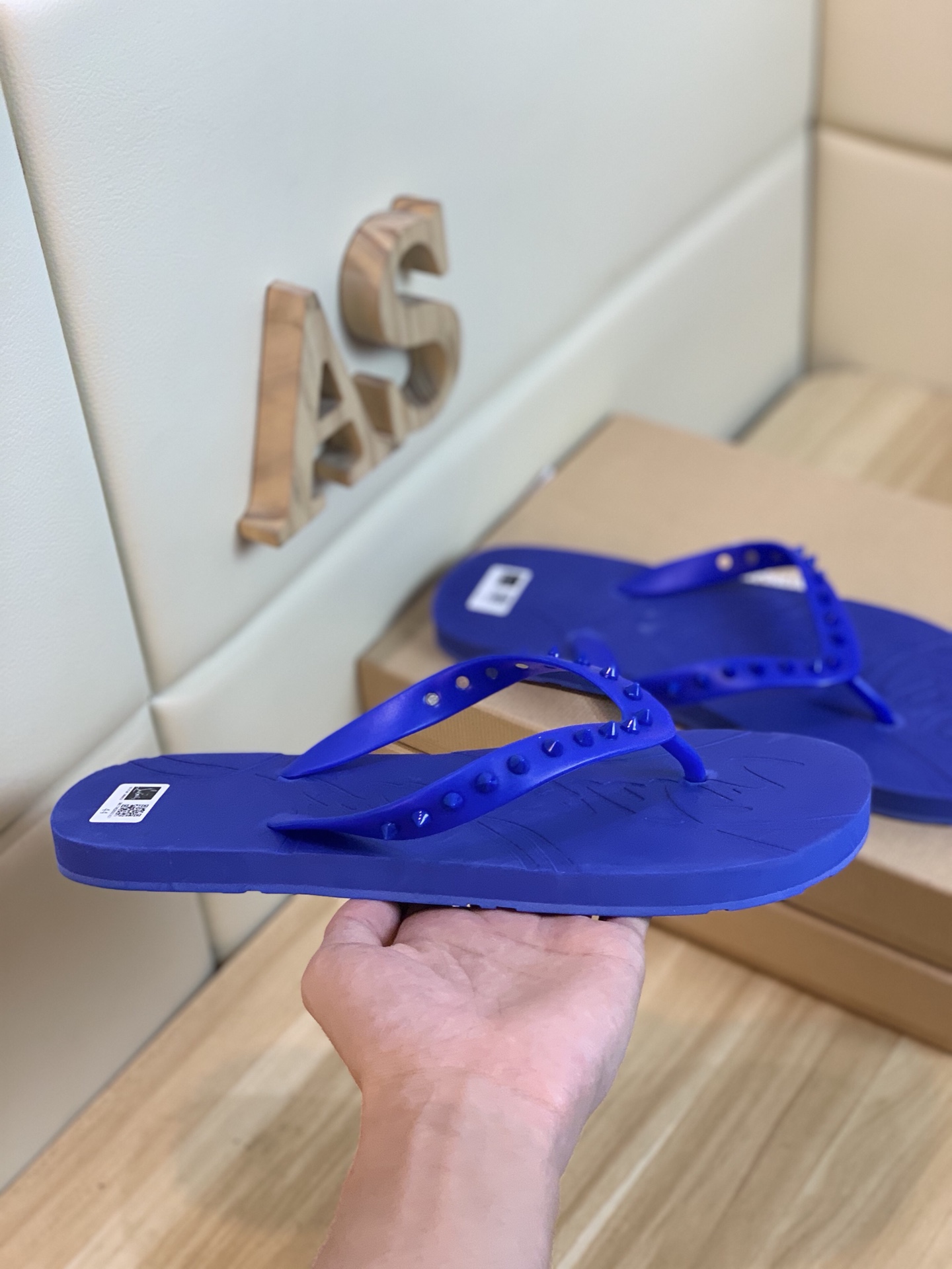 Christian Louboutin Loubi Flip Flat 1 - vstockx