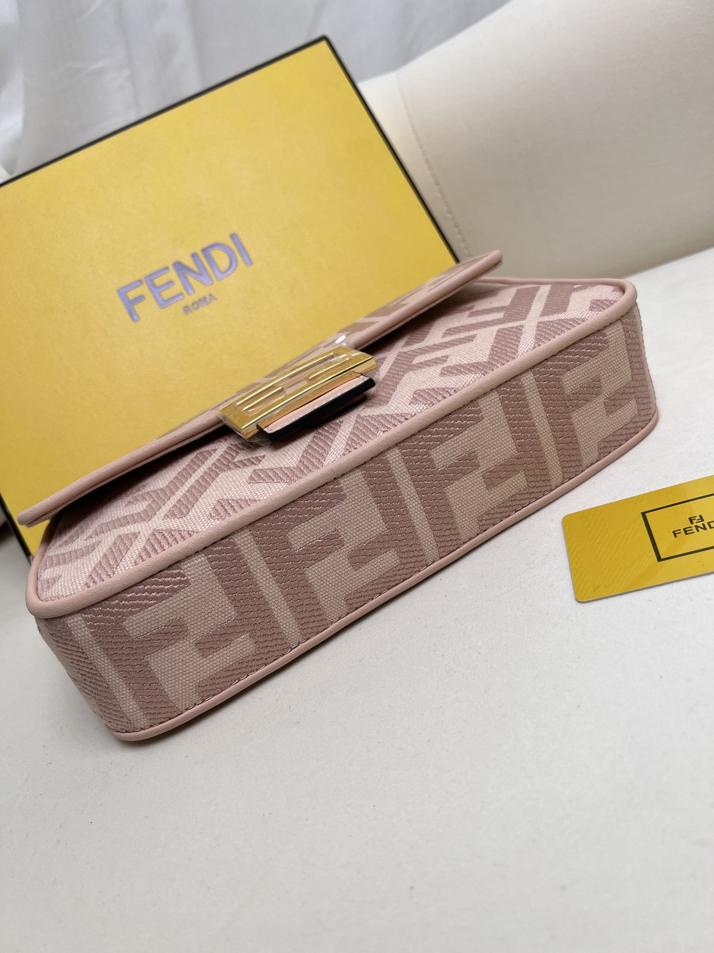 handbags FENDI Baguette size:26*6.5*13.5cm - vstockx