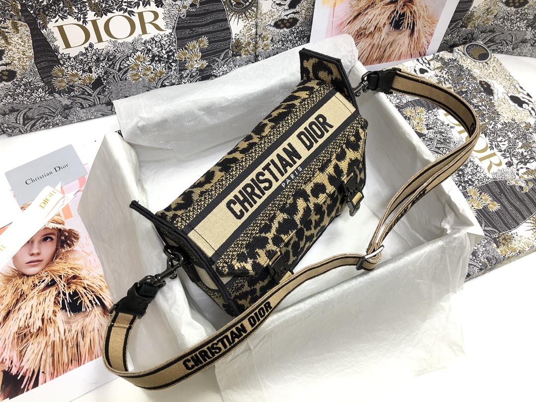 Handbag Dior M1241 size 23 x 15 x 8 cm - vstockx