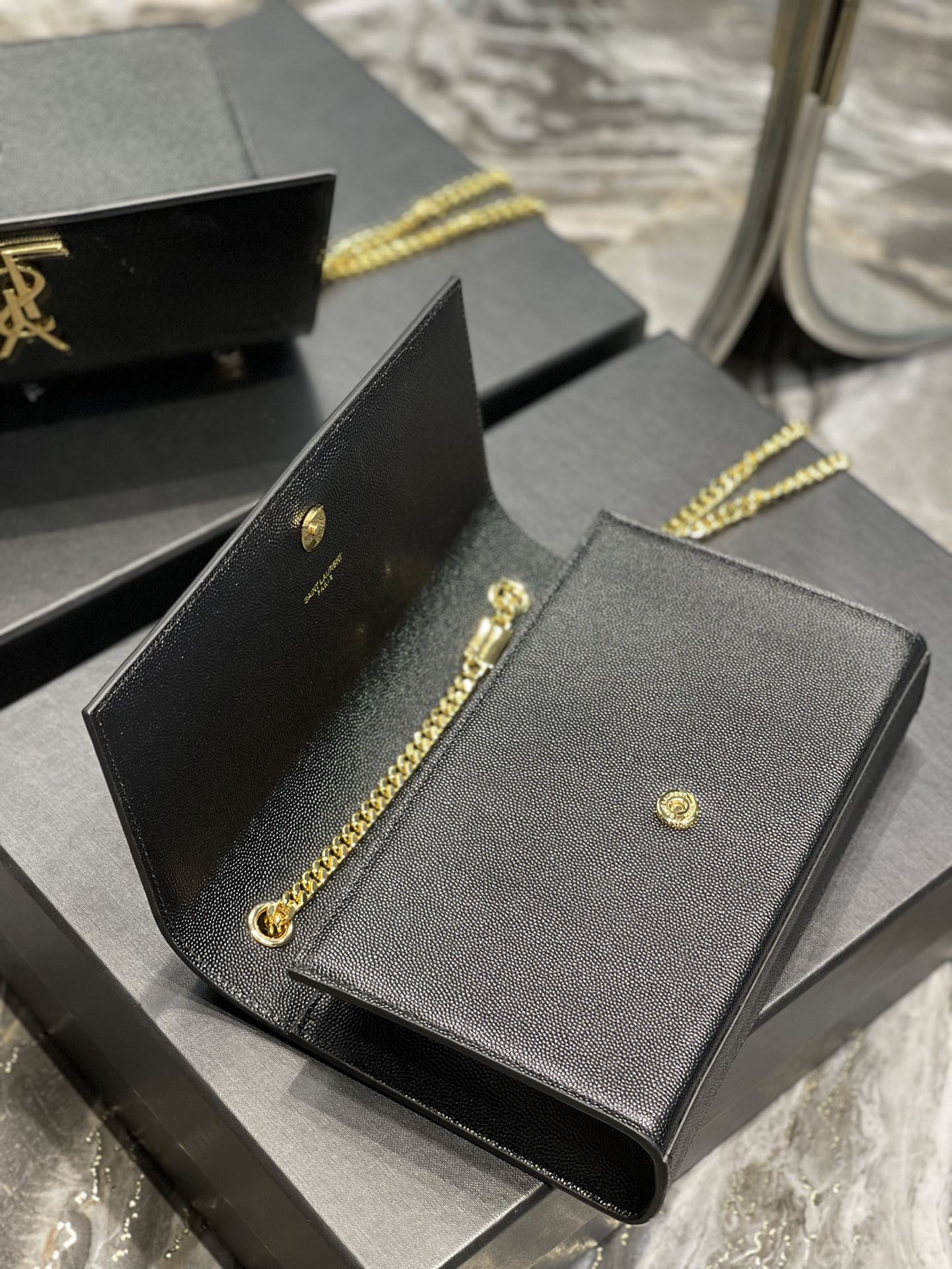 Handbags SAINT LAURENT 364021 size 24x14.5x5 cm - vstockx