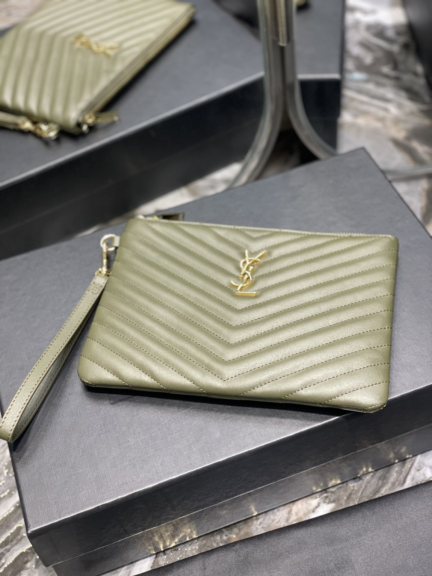 Handbags SAINT LAURENT 379039 size 24  17.5  1.5 cm - vstockx