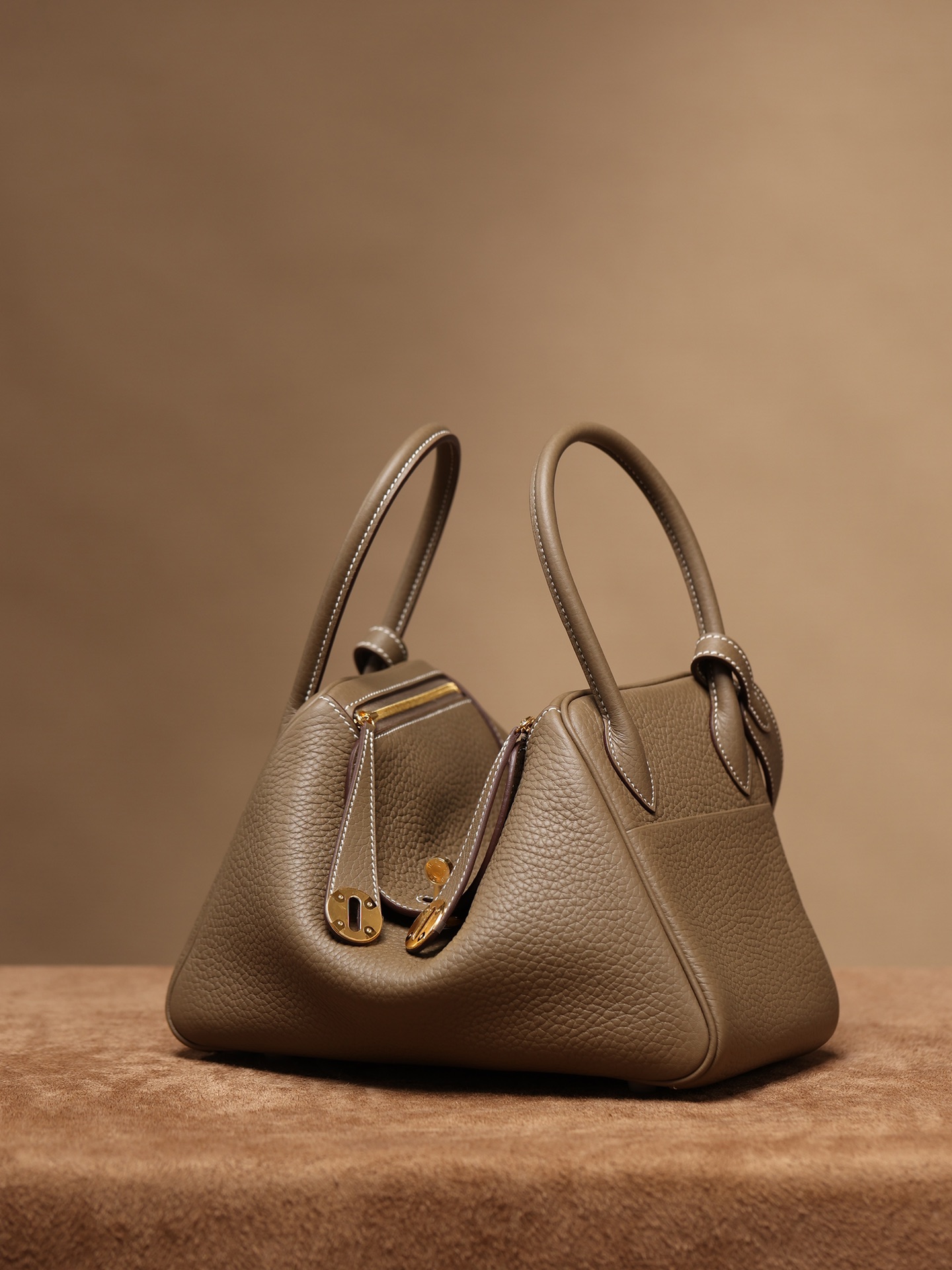 Handbags Hermes Lindy size:26x 18x14 cm - vstockx
