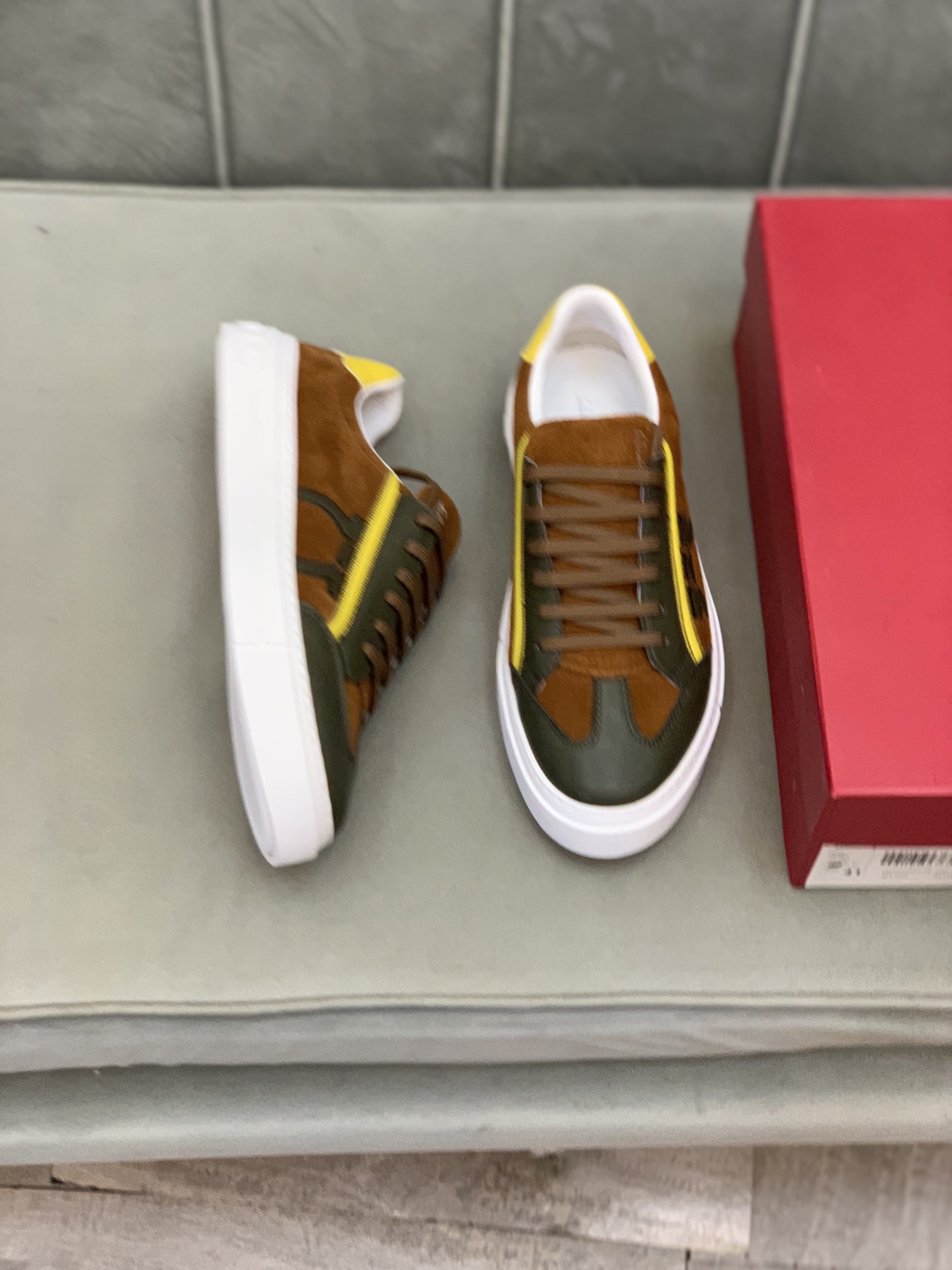 Salvatore Ferragamo Gancini Sneaker 16 - vstockx