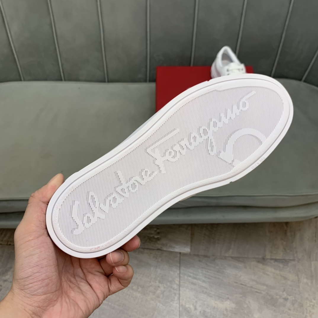 Salvatore Ferragamo Gancini Sneaker 5 - vstockx