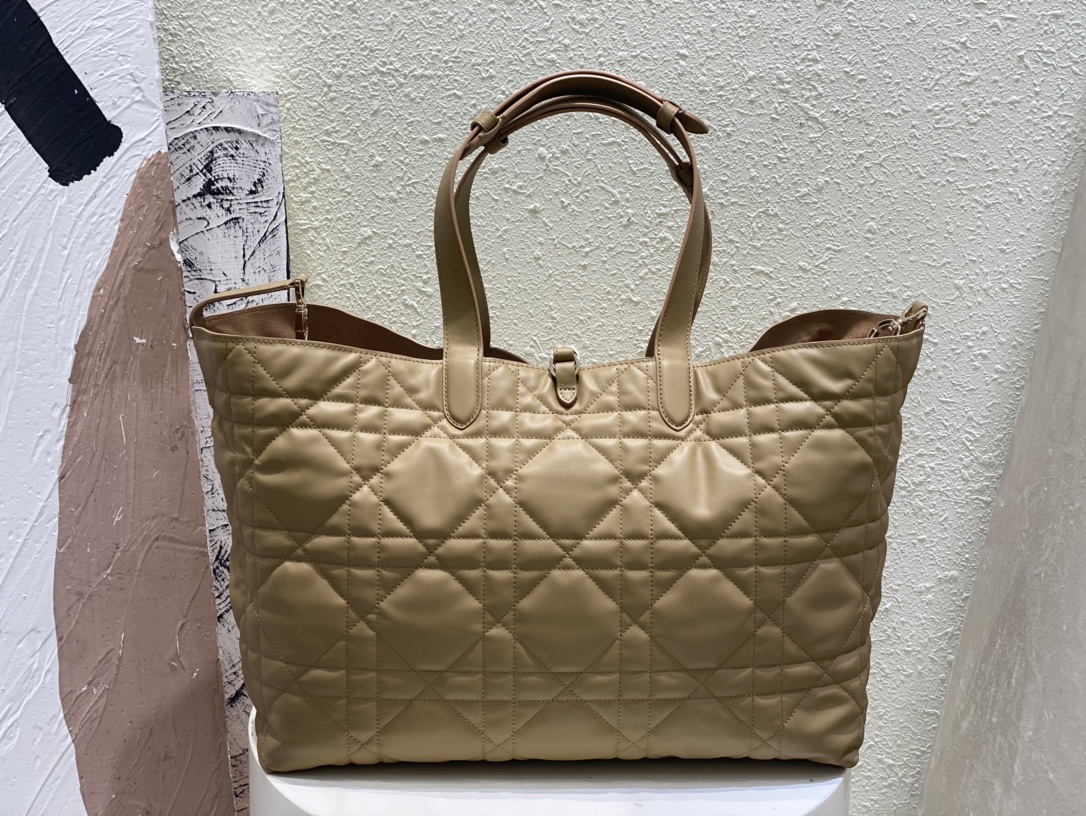 Handbags Dior 6233 size  37 cm - vstockx