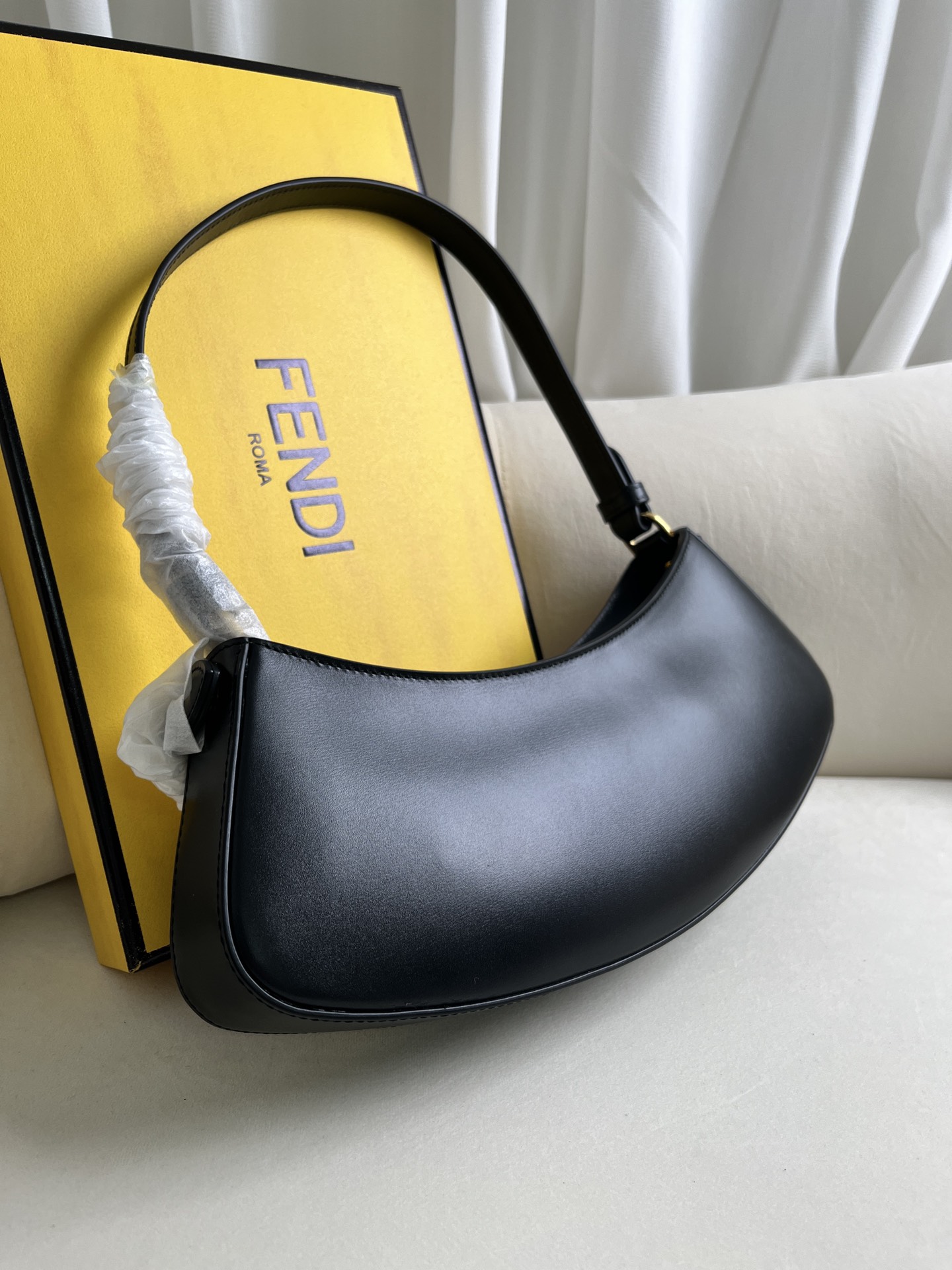 handbags FENDI 225 size:32*11*5cm - vstockx