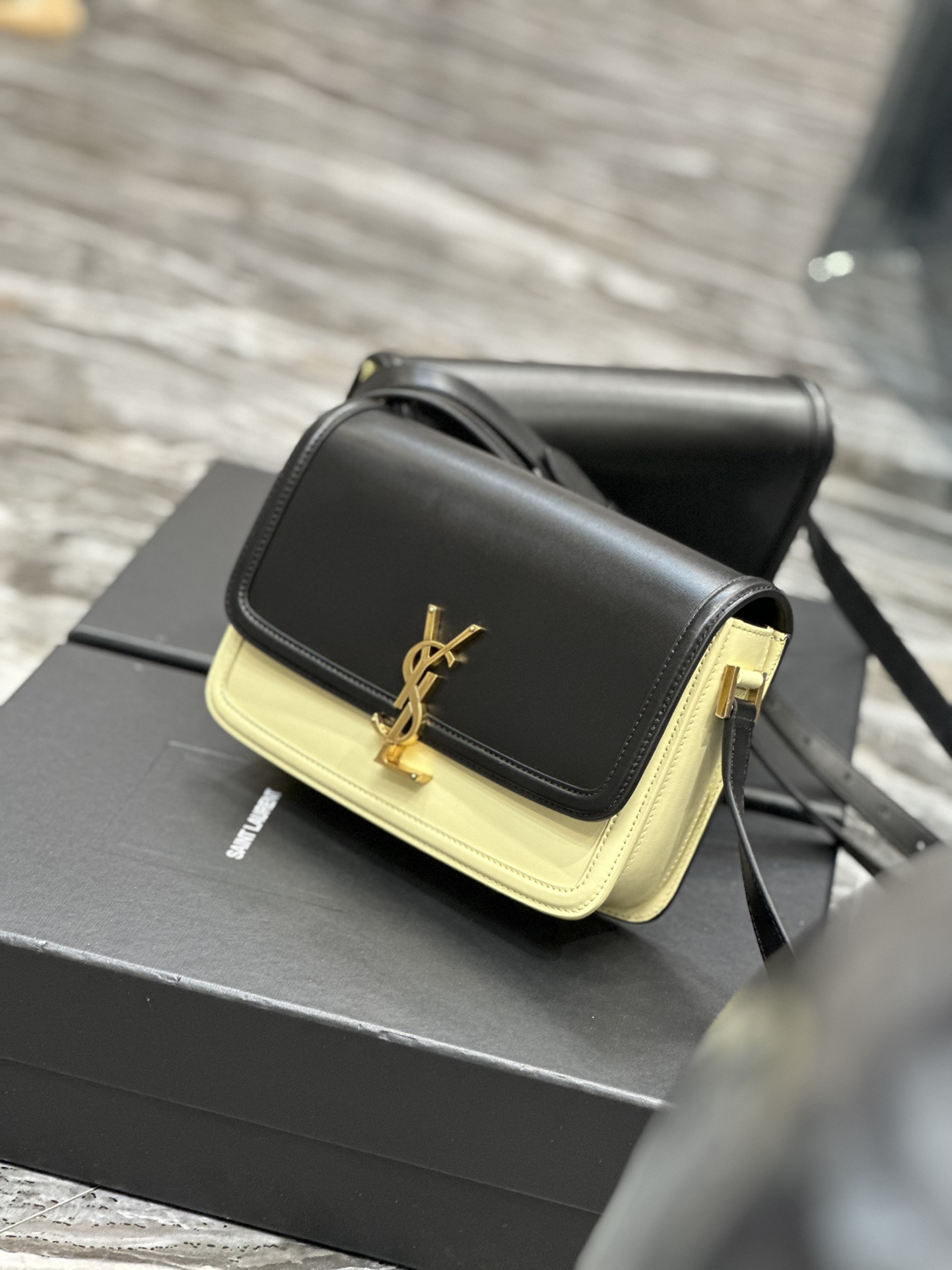 Handbags SAINT LAURENT 634305 size 23x16x6 cm - vstockx