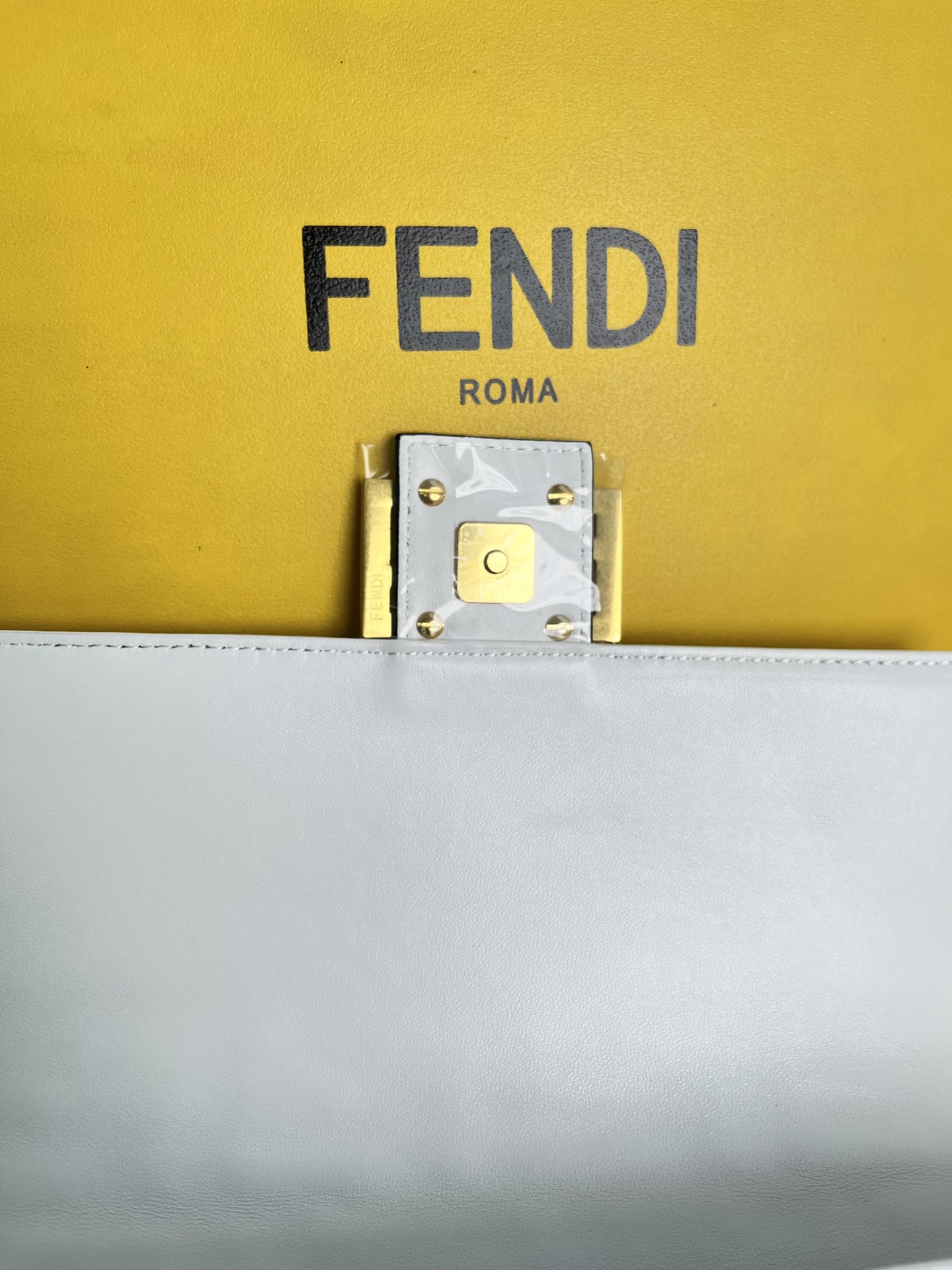 handbags FENDI 211 size:27*15*6cm - vstockx