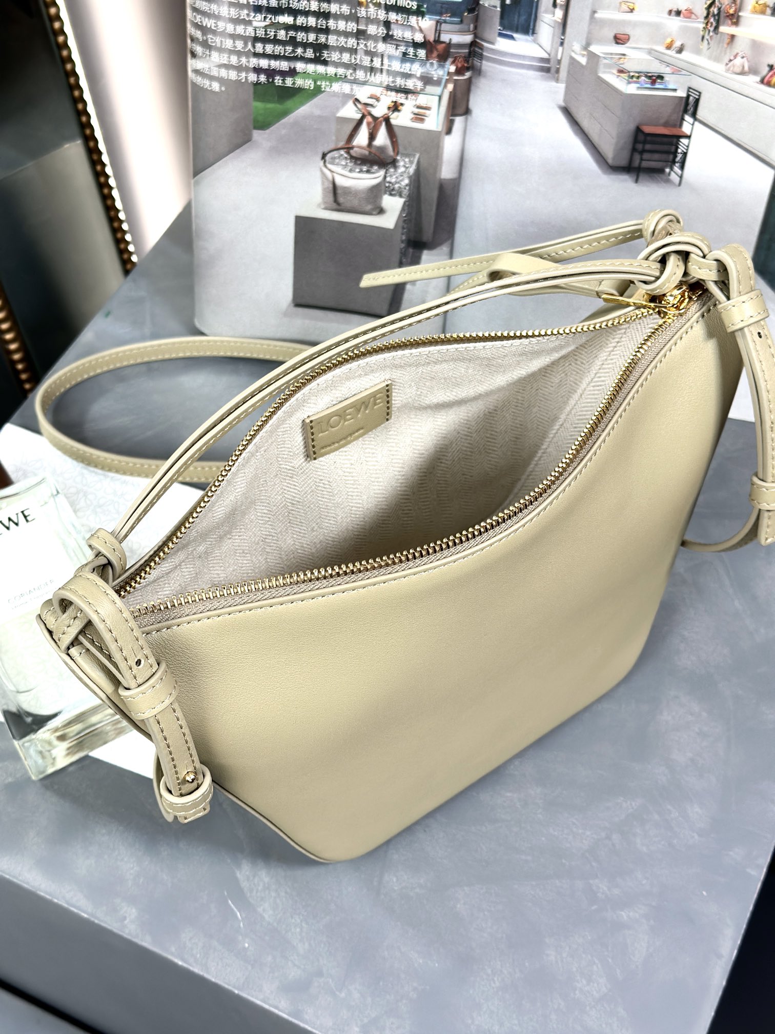 Handbags LOEWE   size:28-17-9.5 cm - vstockx