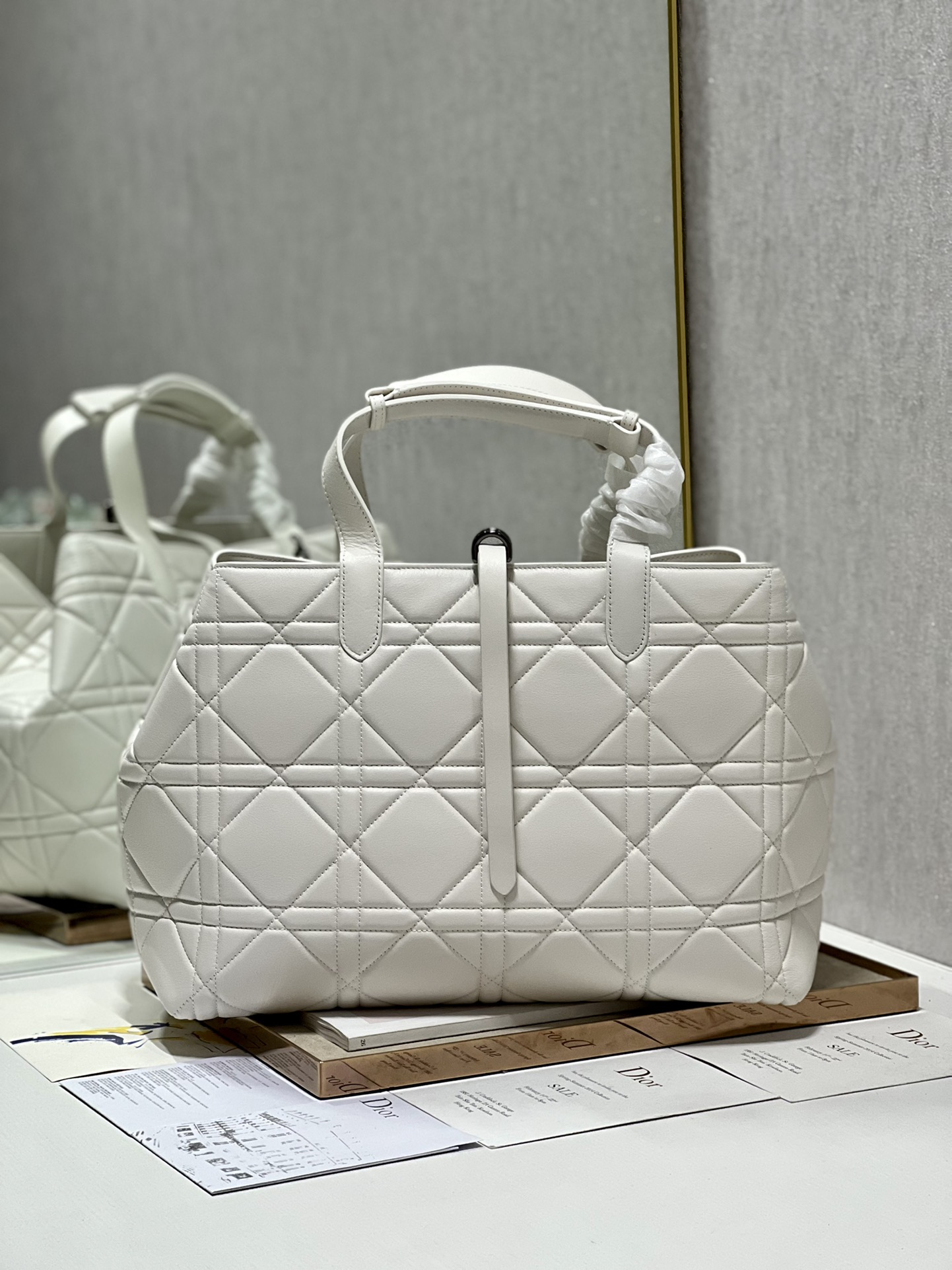 Handbag Dior 1188 size 37  43  22 cm - vstockx