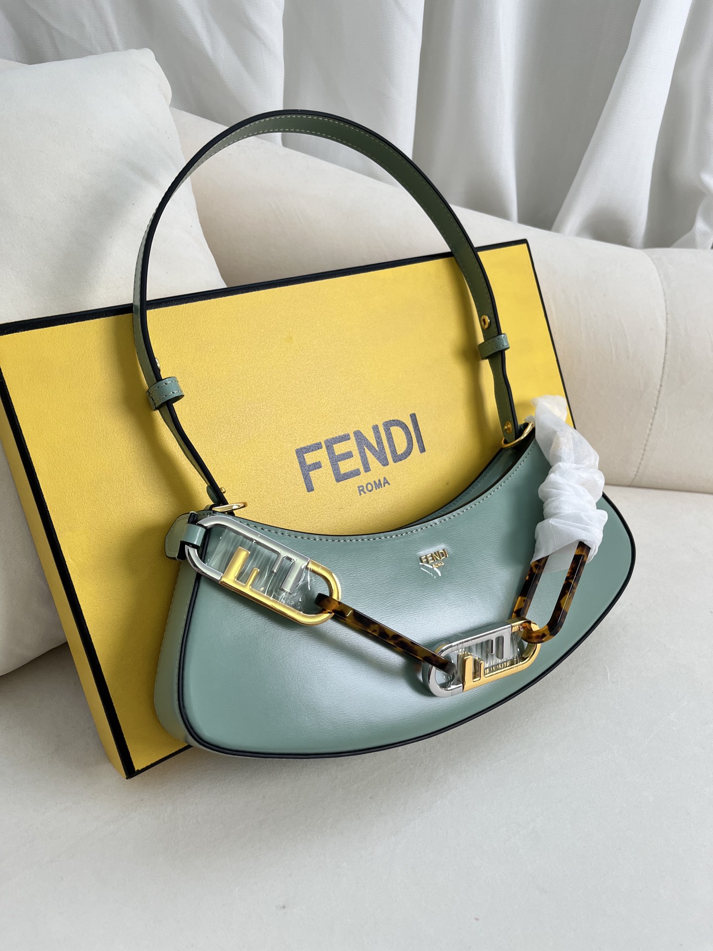 handbags FENDI 225 size:32*11*5cm - vstockx