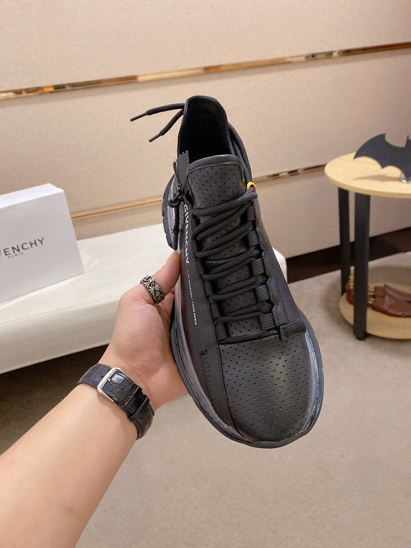 Givenchy Spectre Zip Sneakers 6 - vstockx