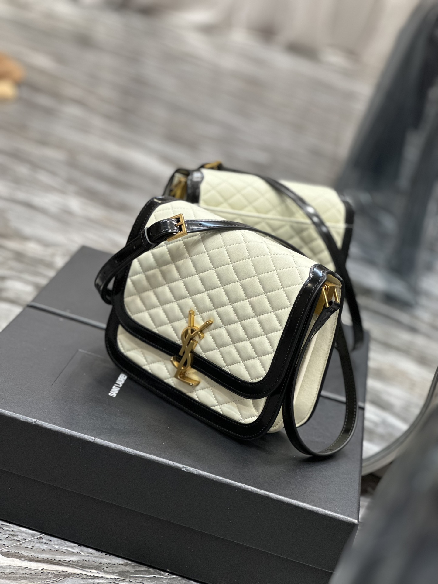 Handbags SAINT LAURENT 635025 size 22x18x5 cm - vstockx