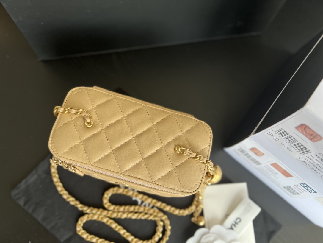 Handbag Chanel AP2303 size 17cmx9.5cmx8 cm - vstockx