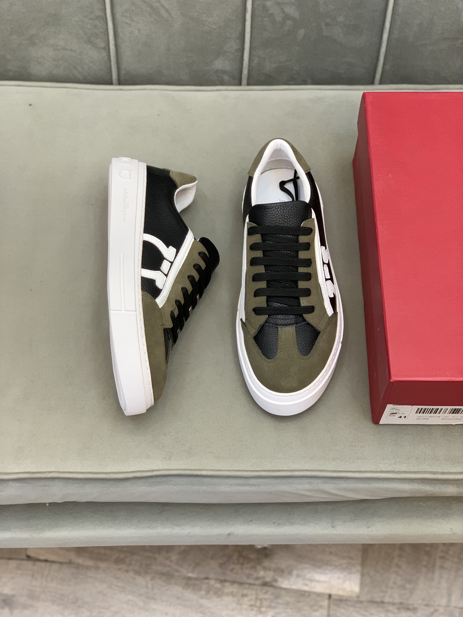 Salvatore Ferragamo Gancini Sneaker 7 - vstockx