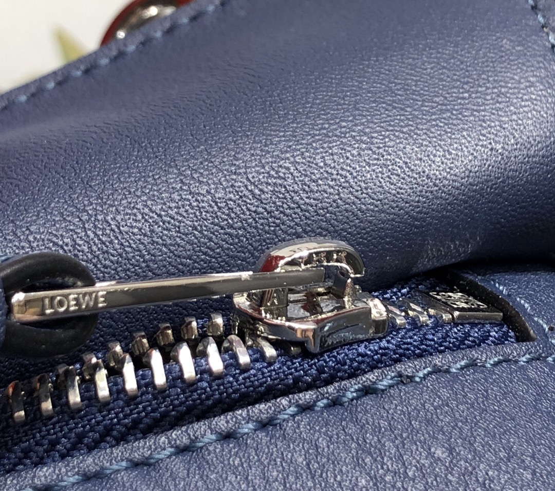 Handbags LOEWE Ykk size:29x18x12 cm - vstockx