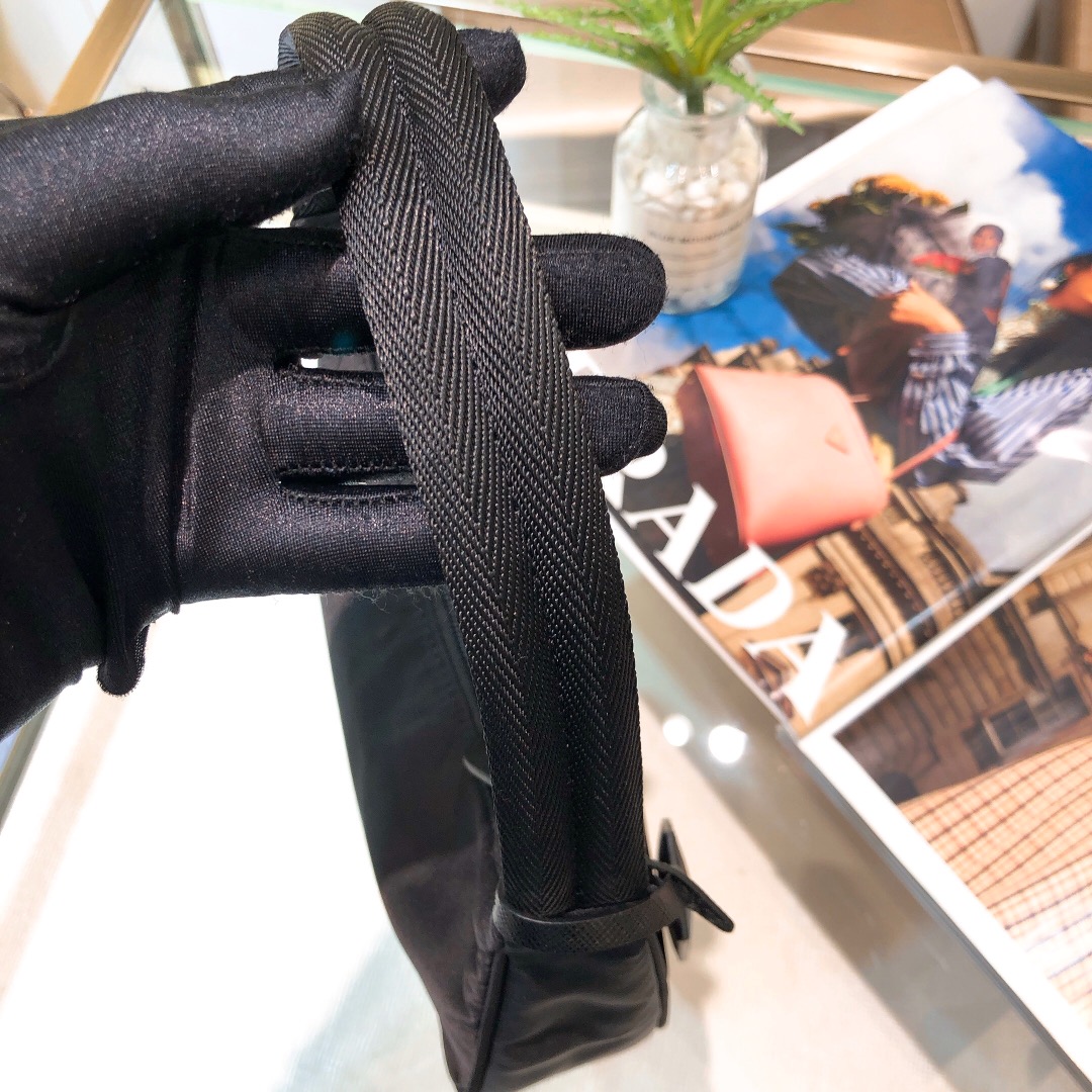 handbags prada Hobo 1NE515 Re-edition 2000 Size:22*17*6 - vstockx