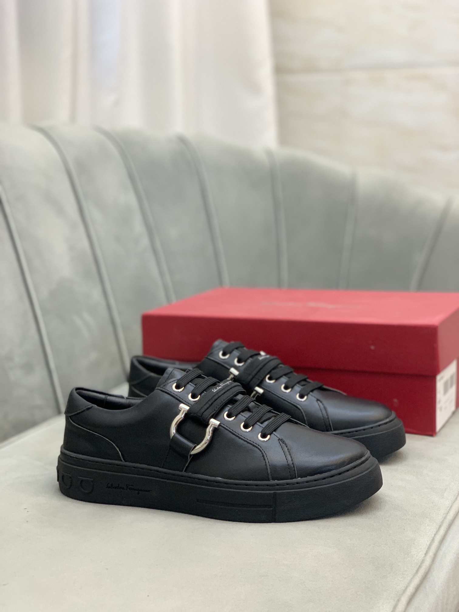 Salvatore Ferragamo Gancini Sneaker 4 - vstockx