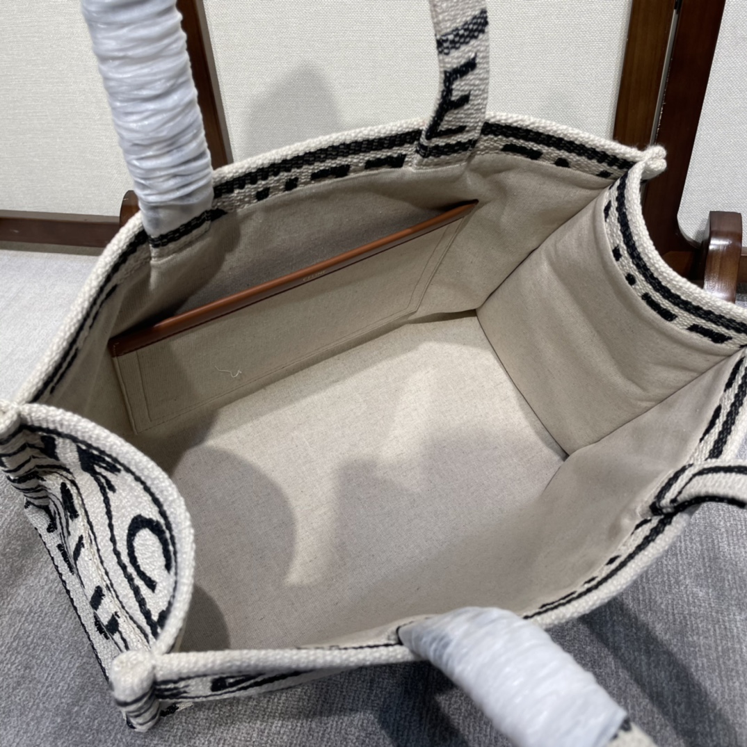 Handbags Chloe CABAS THAIS 196762 size:41 X 28 X 17 cm - vstockx