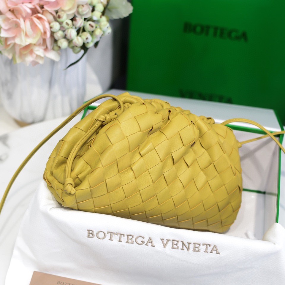 handbags Bottega Veneta The pouch size:23*13*8 - vstockx