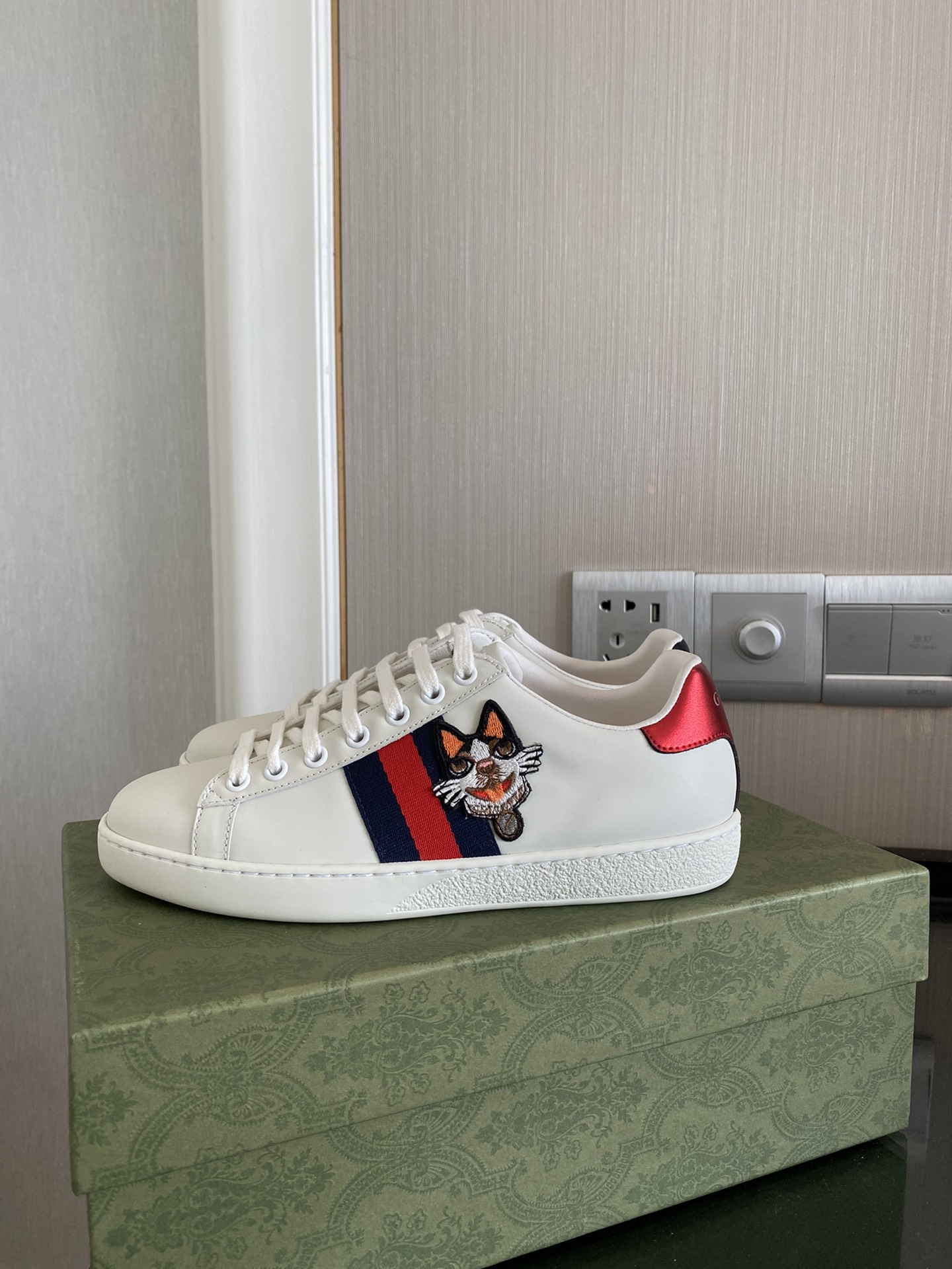 Gucci Women's Ace sneaker with bee sneaker 4 - vstockx