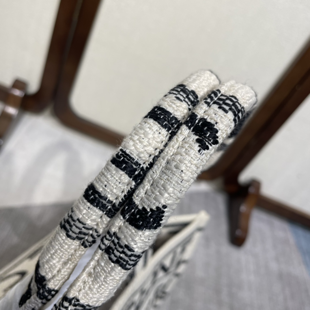 Handbags Chloe CABAS THAIS 196762 size:41 X 28 X 17 cm - vstockx