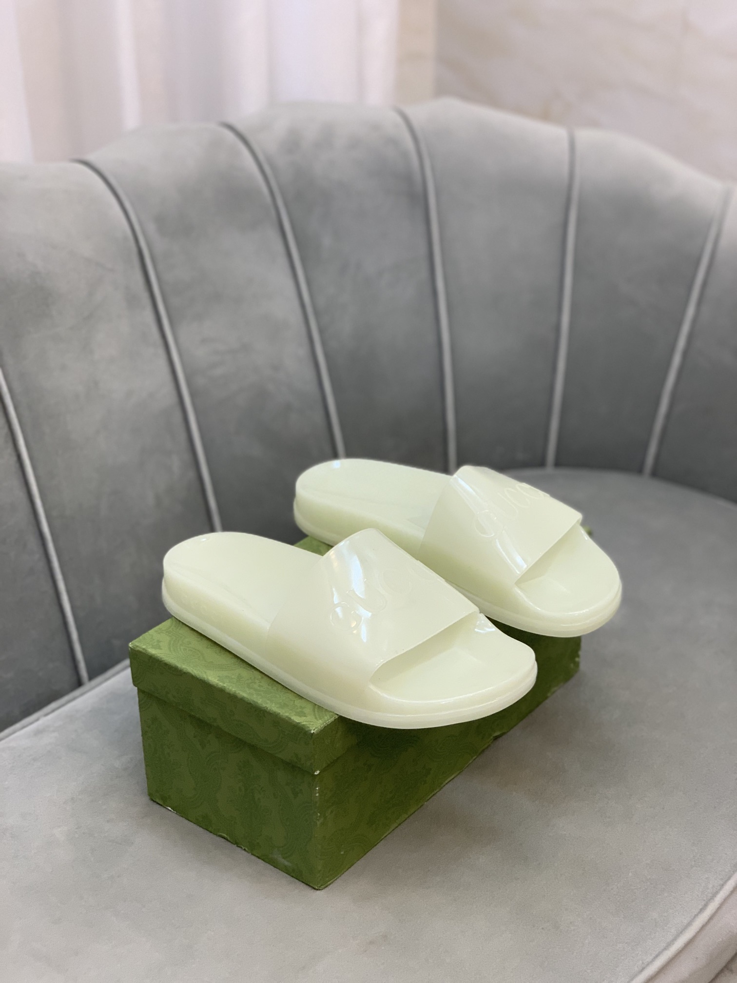 Gucci Slippers1 - vstockx