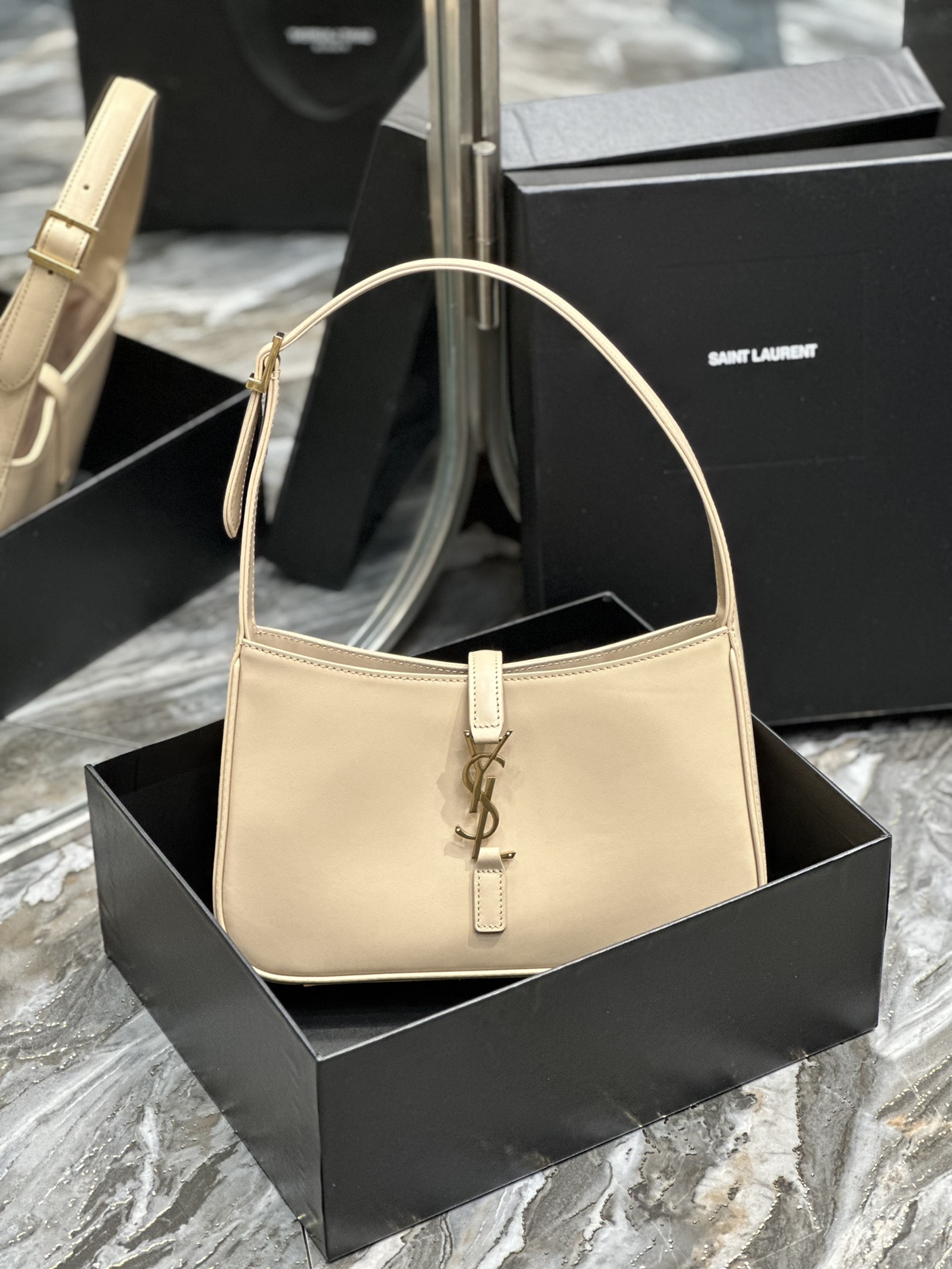 Handbags SAINT LAURENT 657228 size 25X14X6 cm - vstockx
