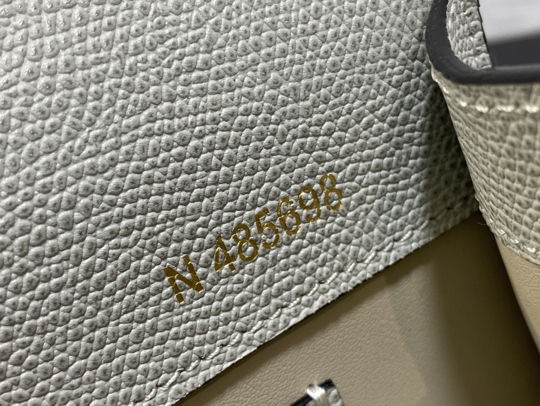 Handbag VALEXTRA size '**' - vstockx