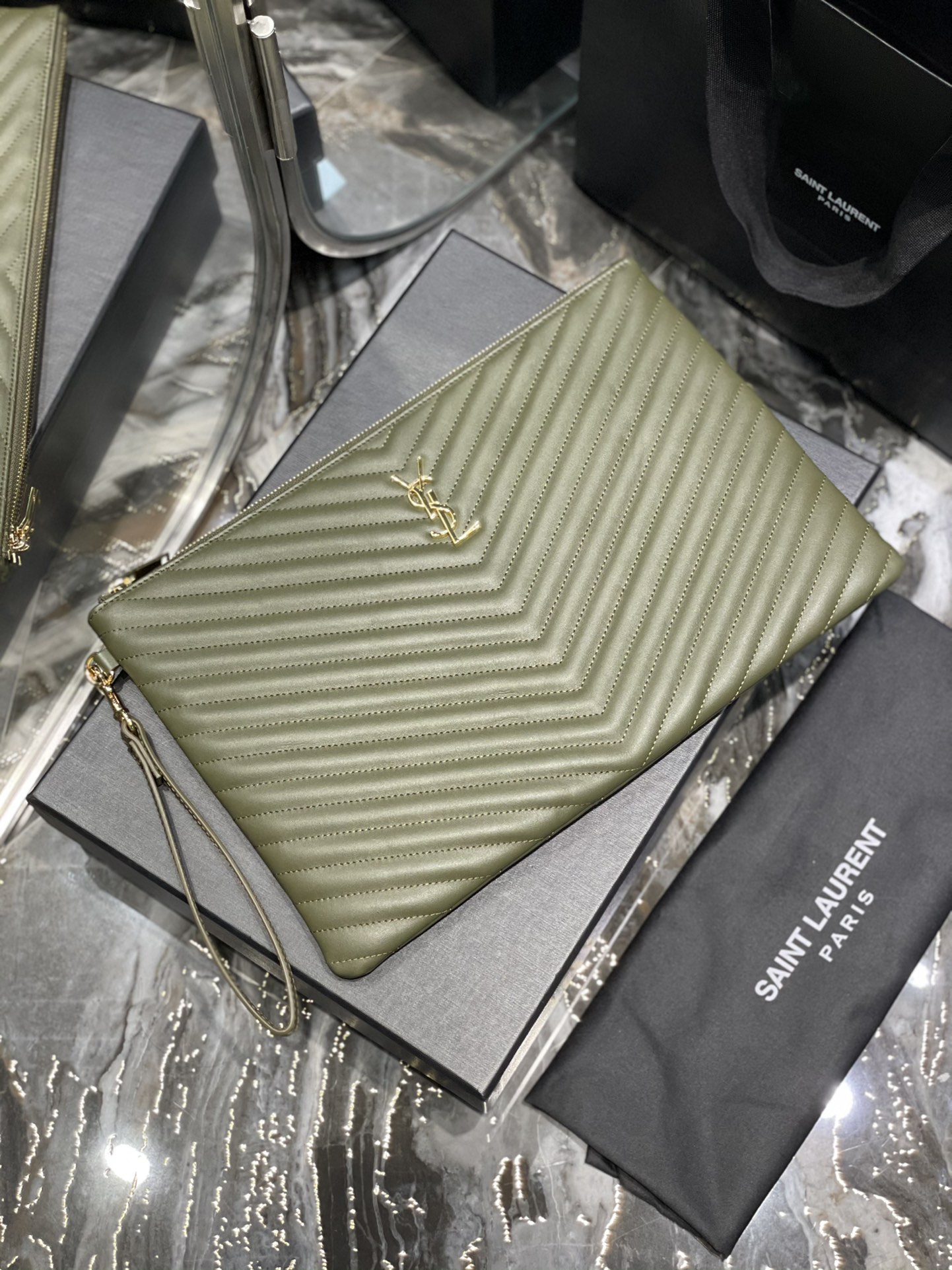 Handbags SAINT LAURENT 440222 size 36x24.5x2.5 cm - vstockx