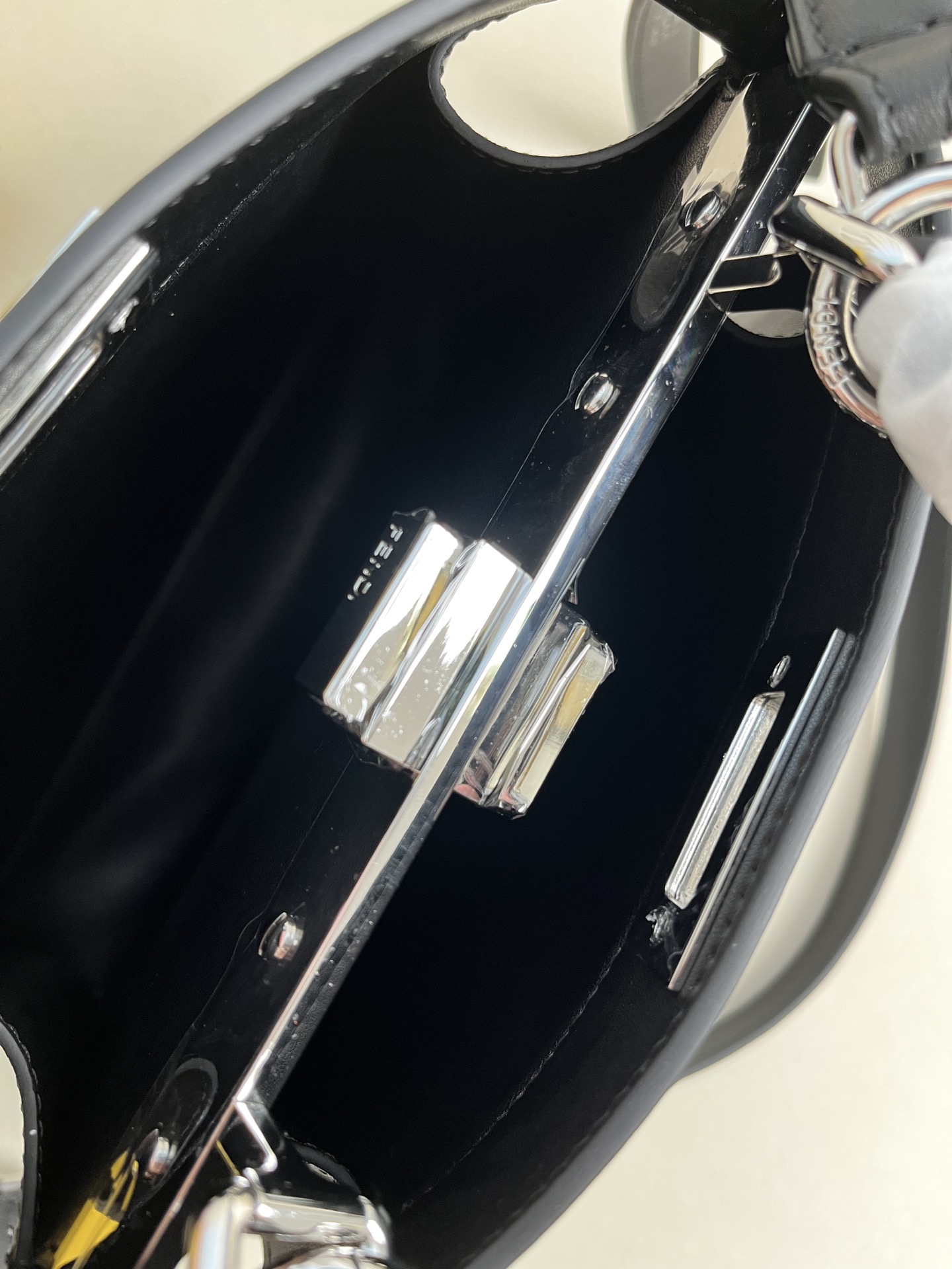 handbags FENDI 210 size:27*11*20cm - vstockx