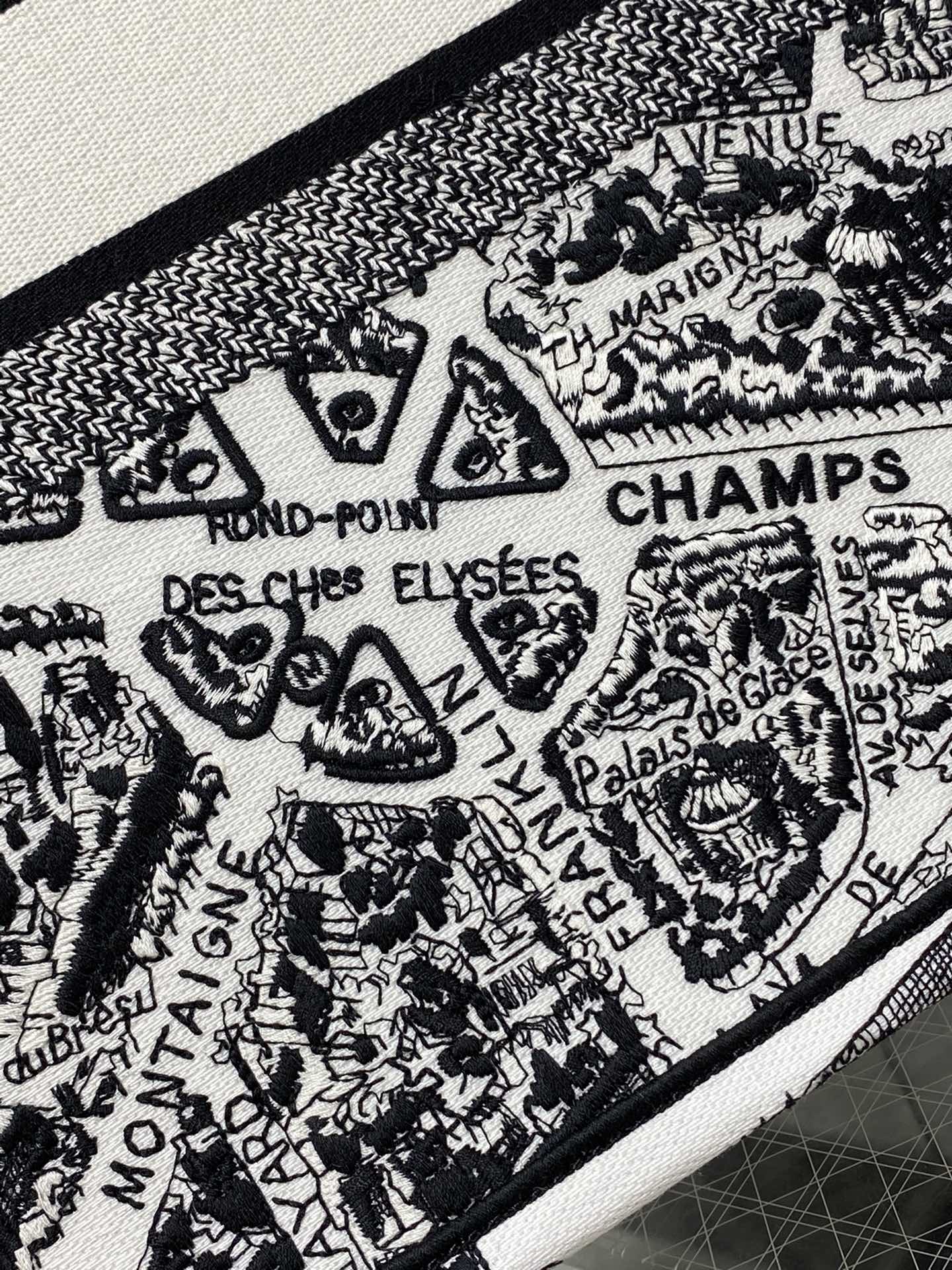 Handbag Dior size 42*18*35 cm - vstockx