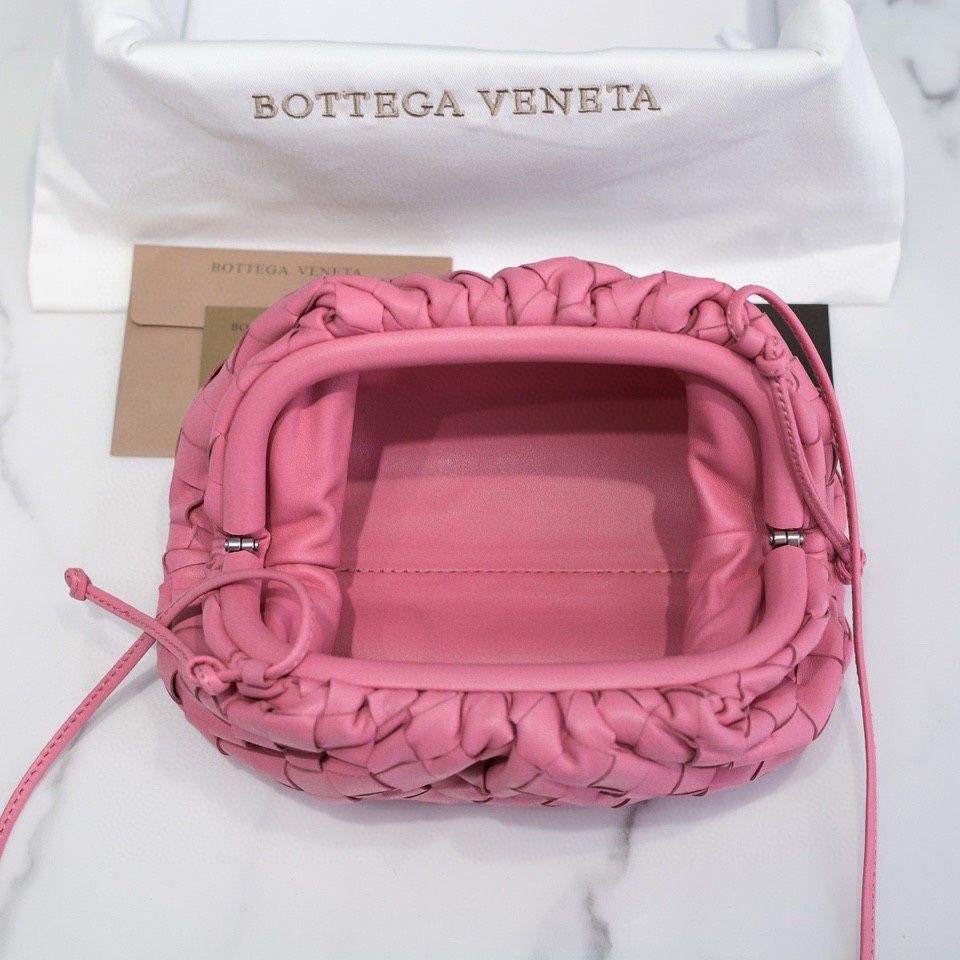handbags Bottega Veneta The pouch size:23*13*8 - vstockx