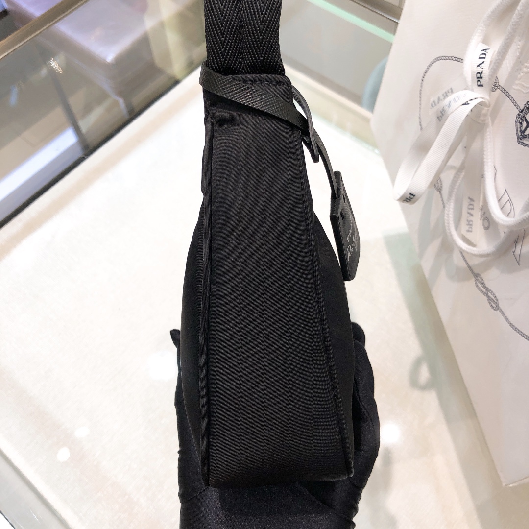 handbags prada Hobo 1NE515 re-edition 2000 Size:22*17*6 - vstockx