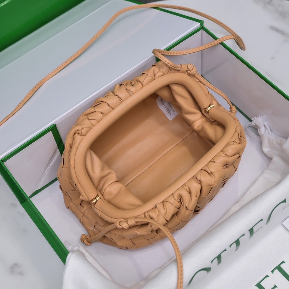 handbags Bottega Veneta The pouch size:23*13*8 - vstockx