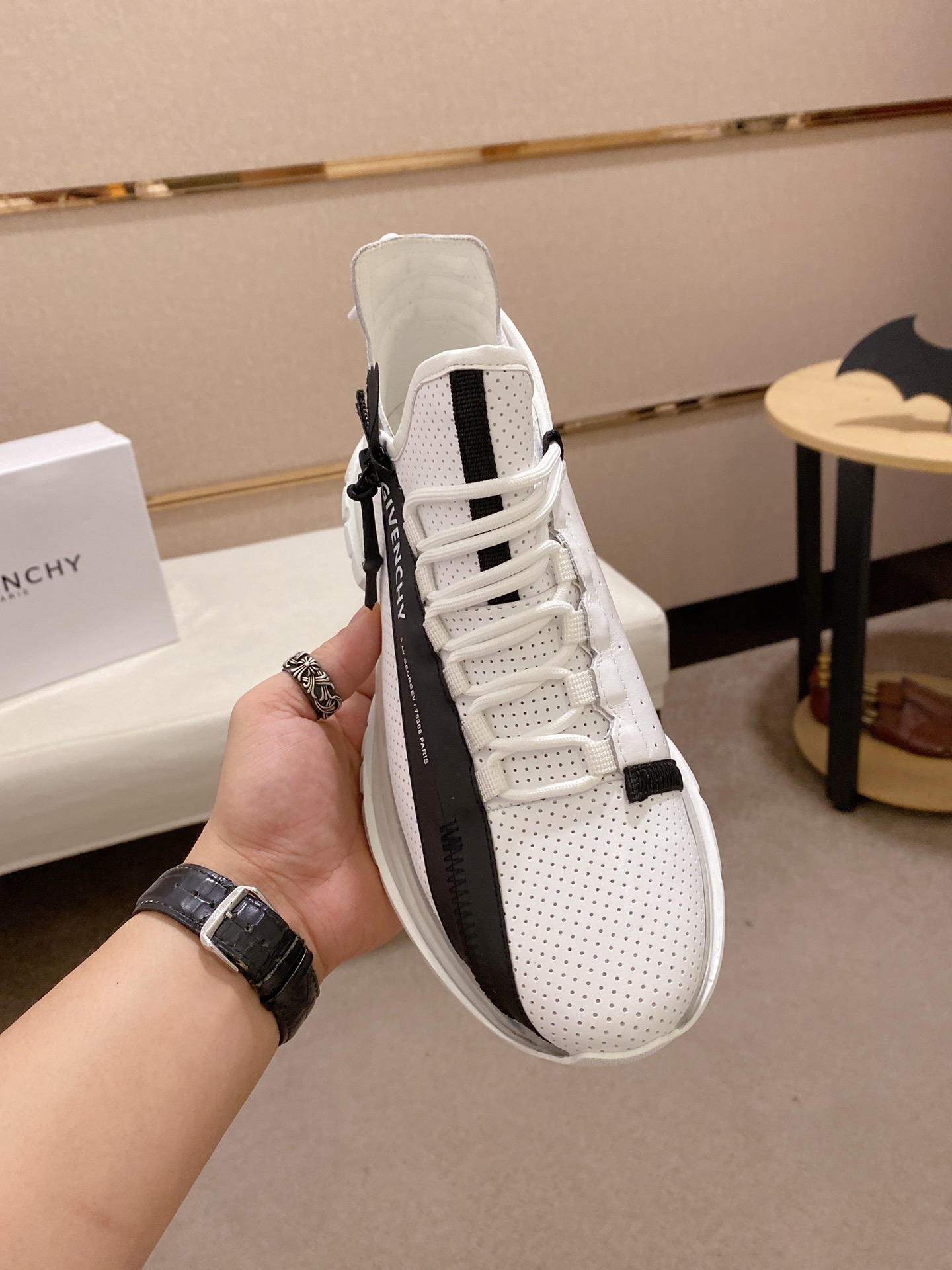 Givenchy Spectre Zip Sneakers 4 - vstockx