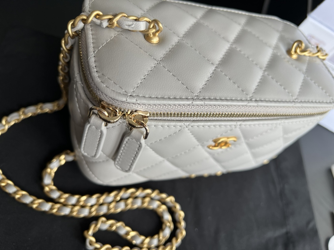 Handbag Chanel AP2303 size 17cmx9.5cmx8 cm - vstockx