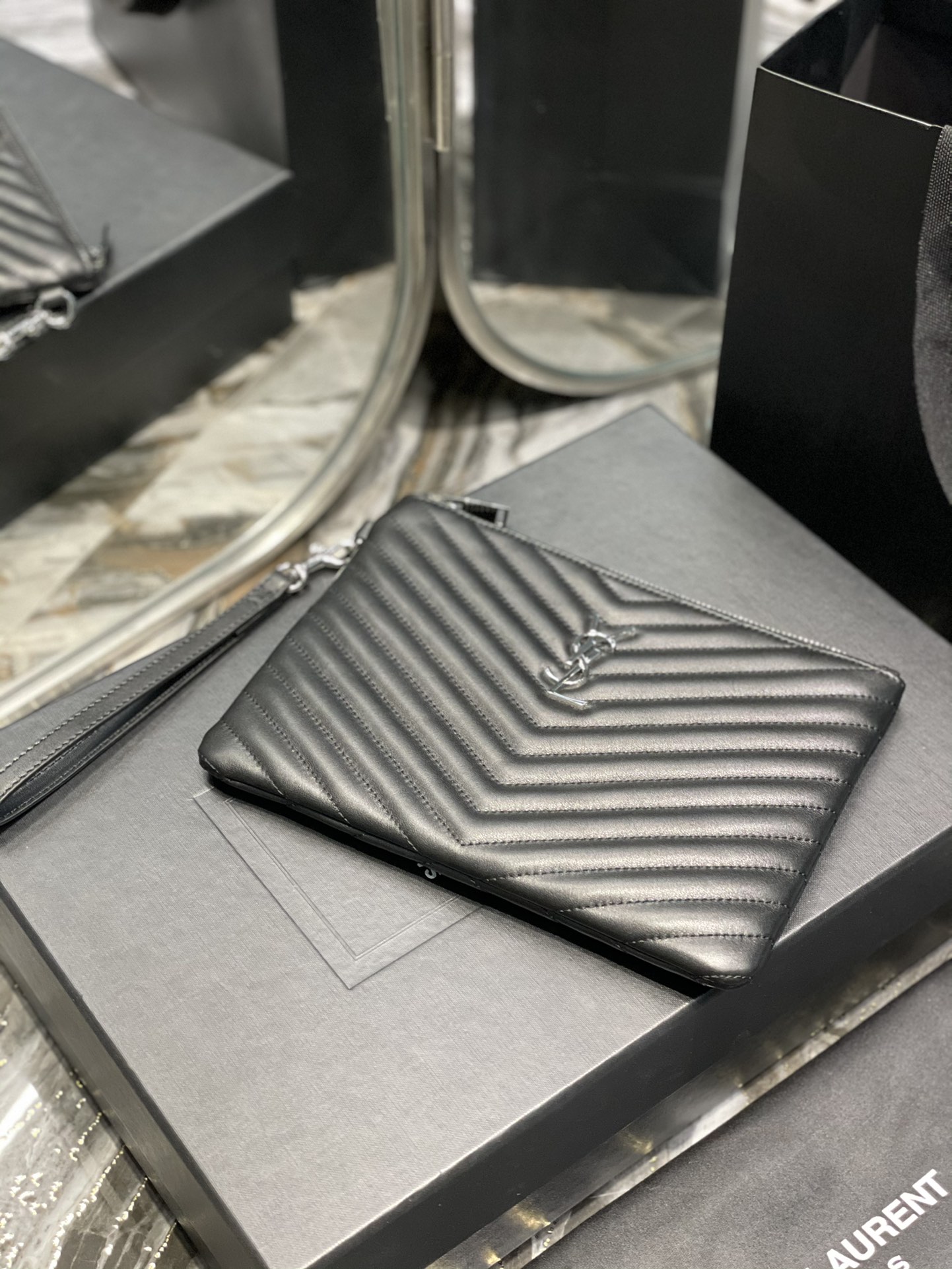 Handbags SAINT LAURENT 379039 size 24  17.5  1.5 cm - vstockx