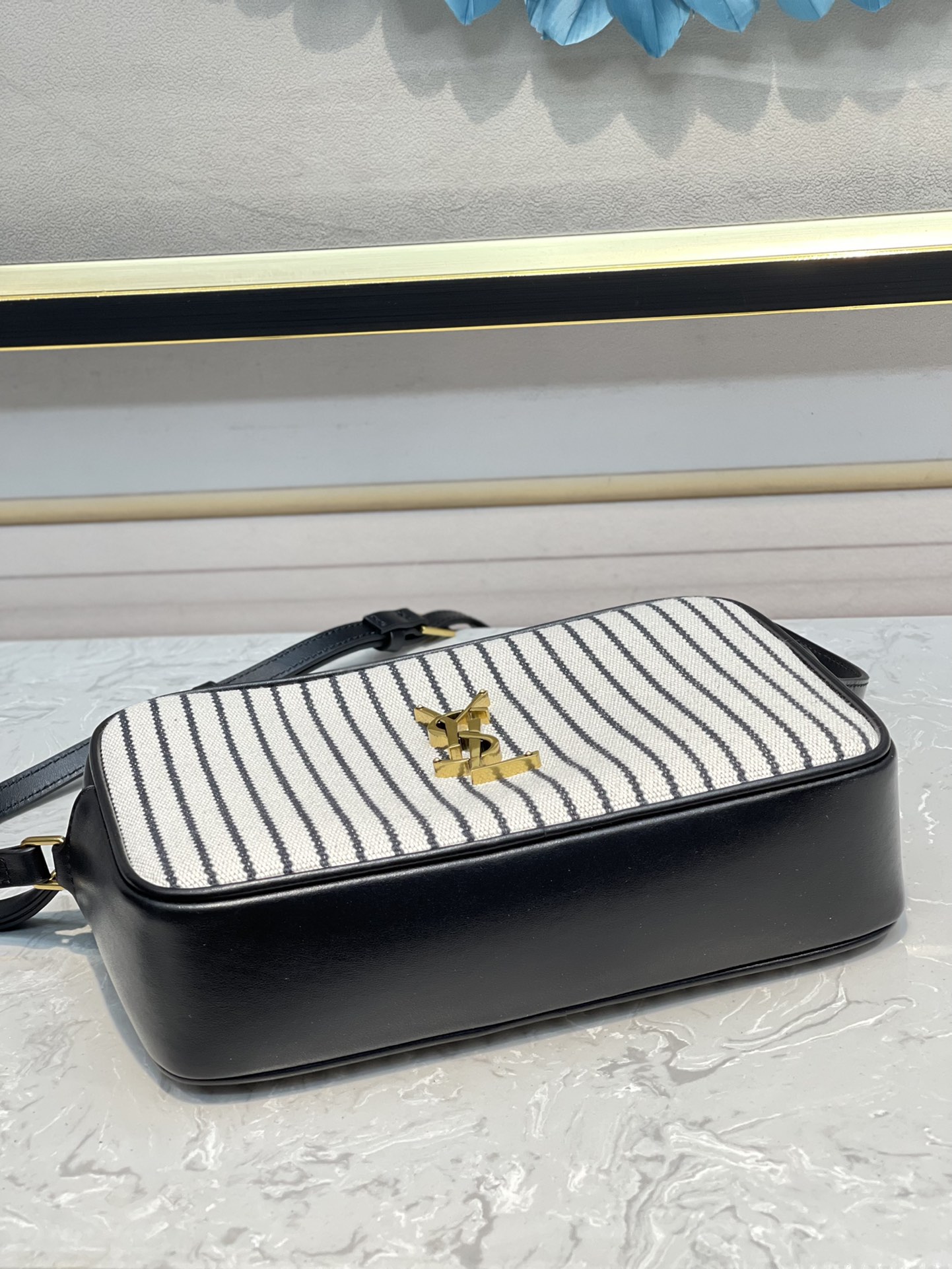 Handbags SAINT LAURENT 520534 size 23x16x6 cm - vstockx