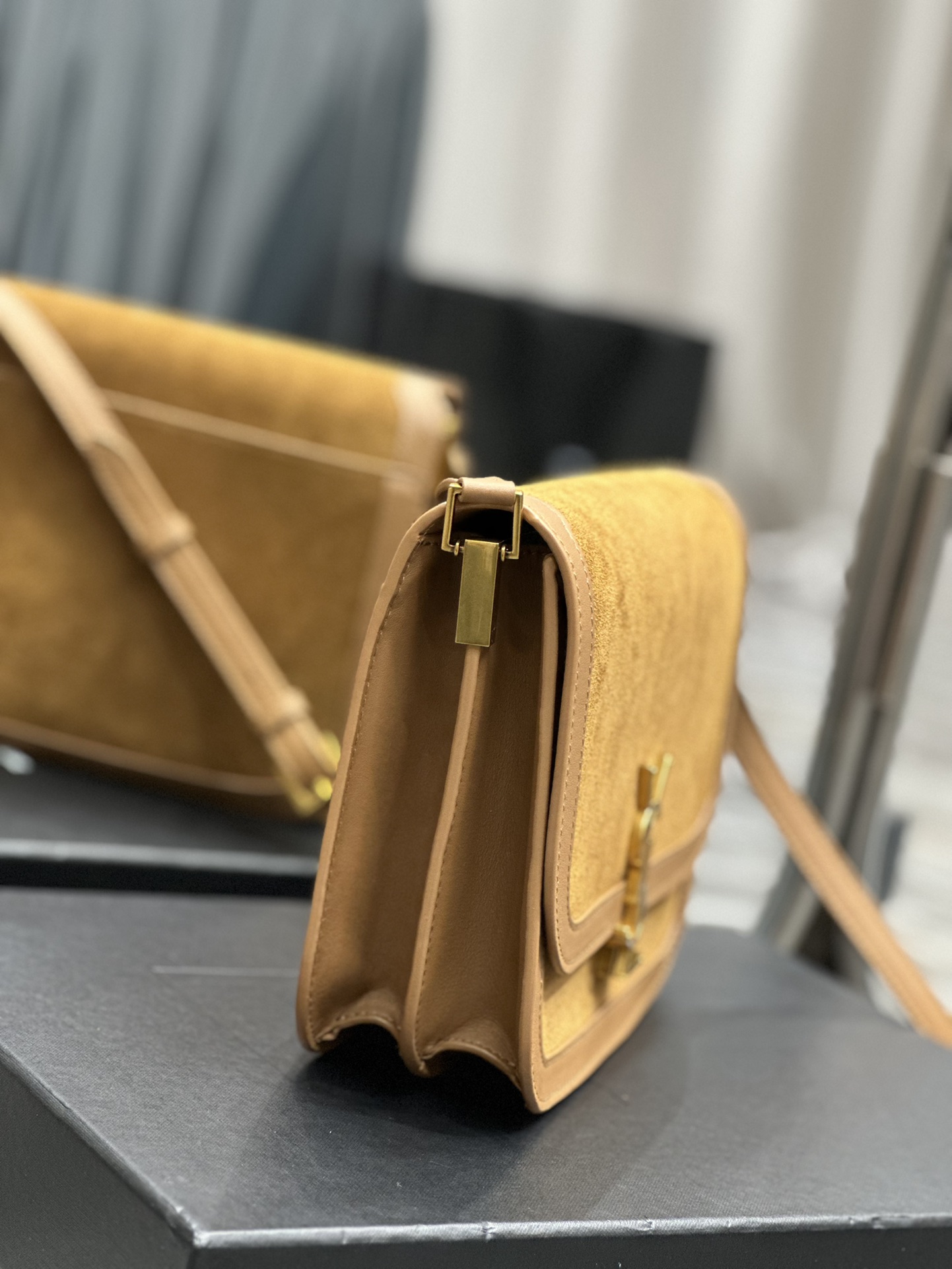 Handbags SAINT LAURENT 635025 size 22x18x5 cm - vstockx