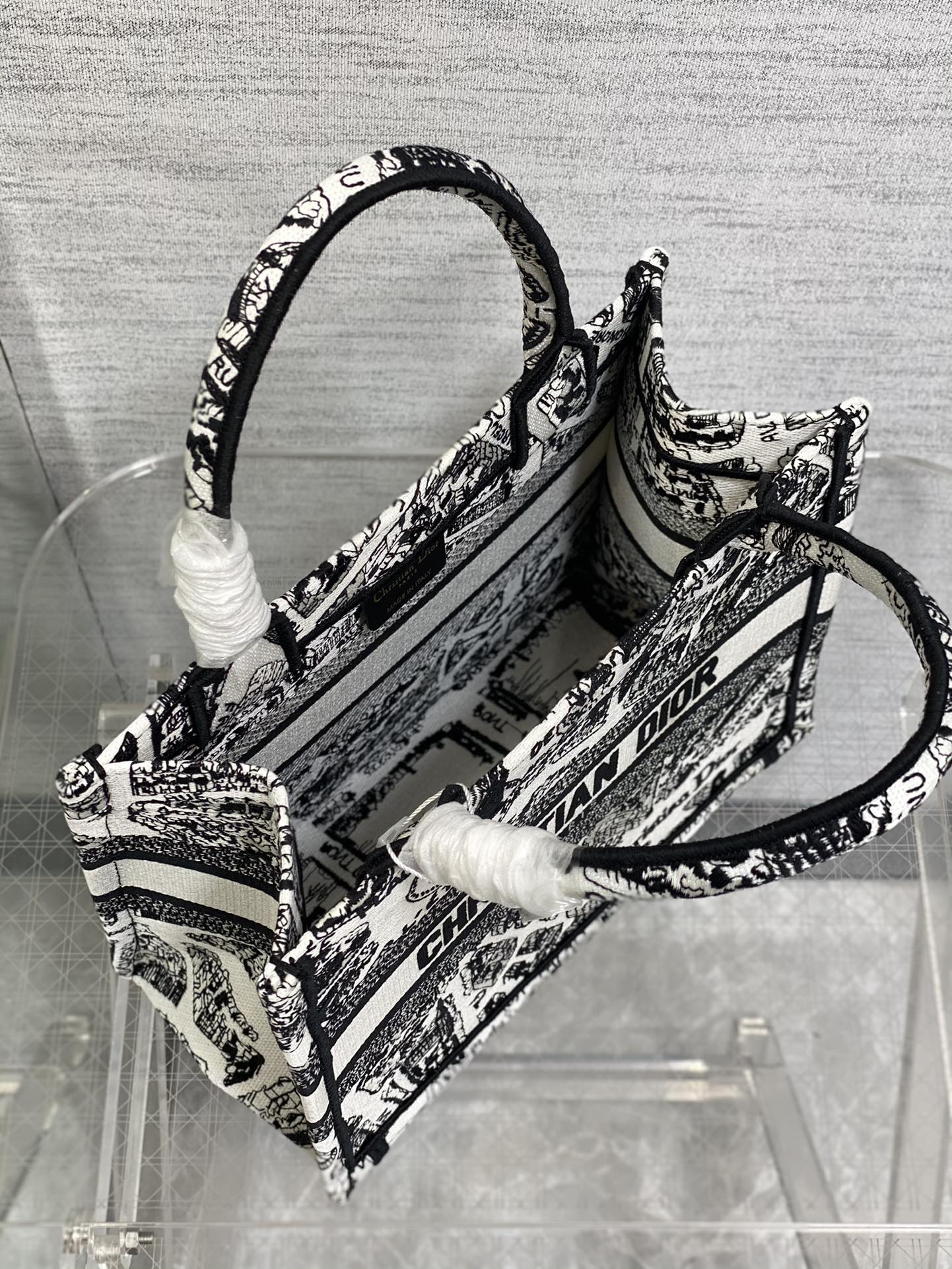 Handbag Dior size 26*8*22 cm - vstockx