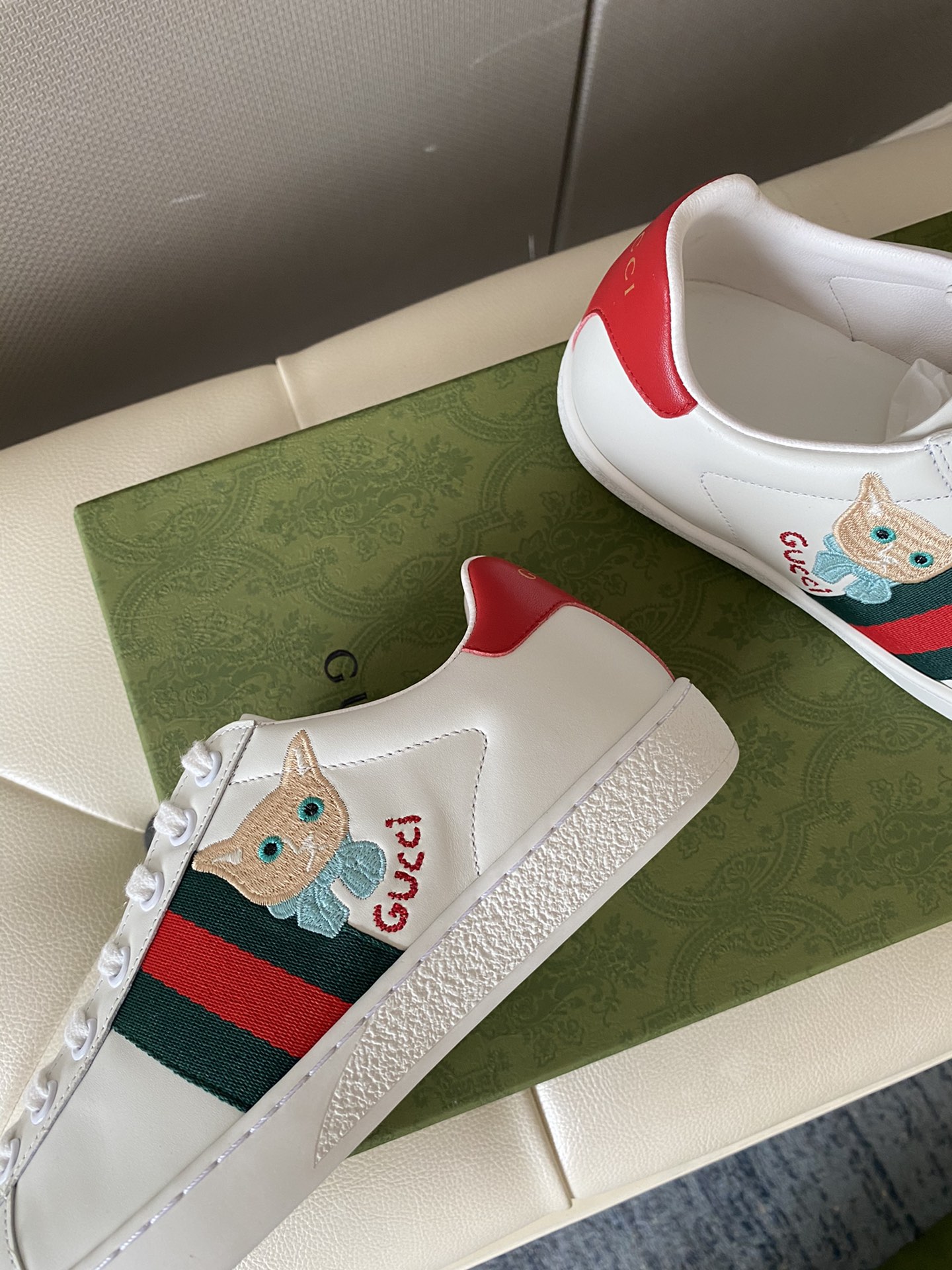Gucci Women's Ace sneaker with bee sneaker 4 - vstockx