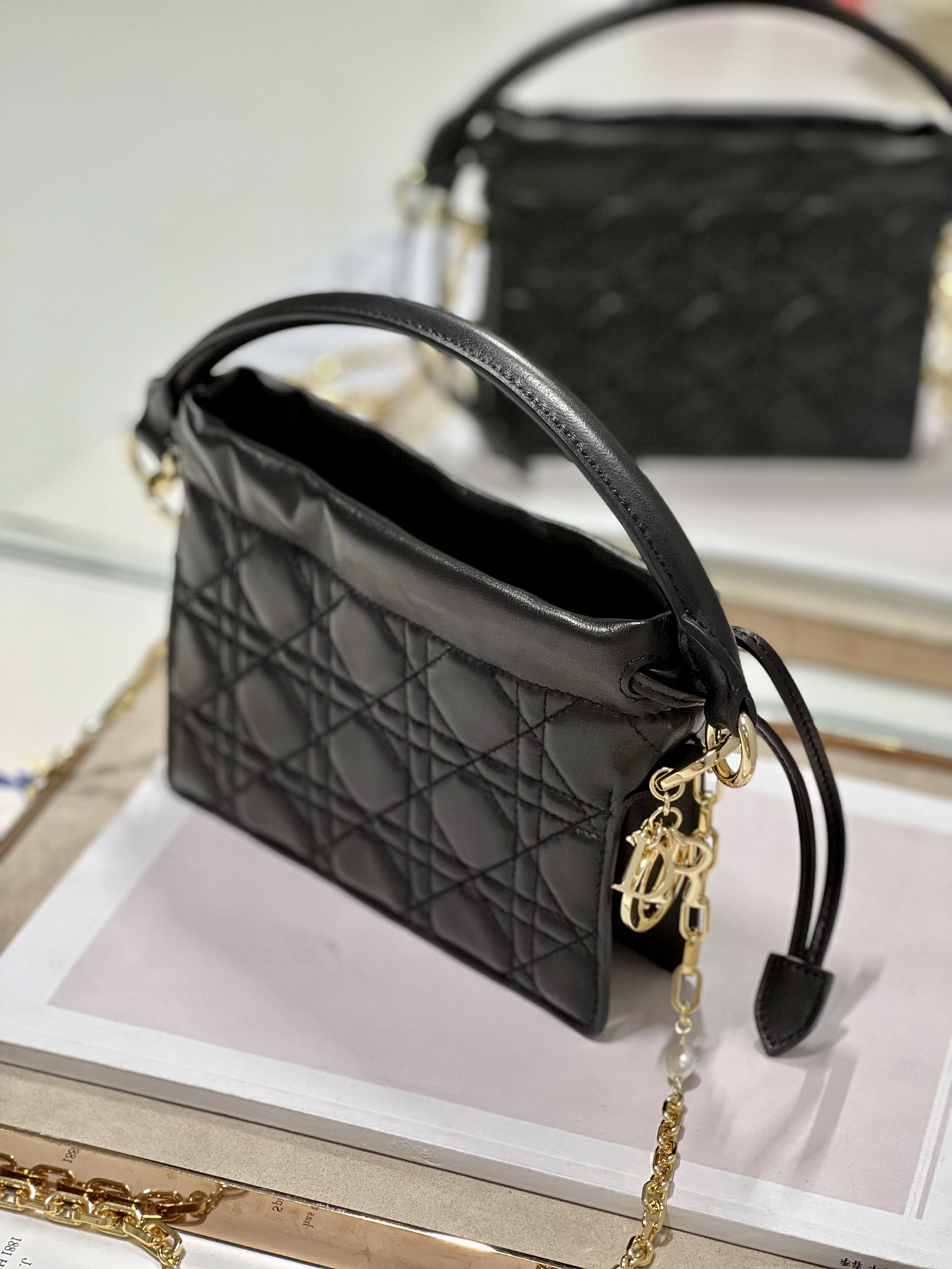Handbag Dior 0981 size 19 x 13 x 5 cm - vstockx