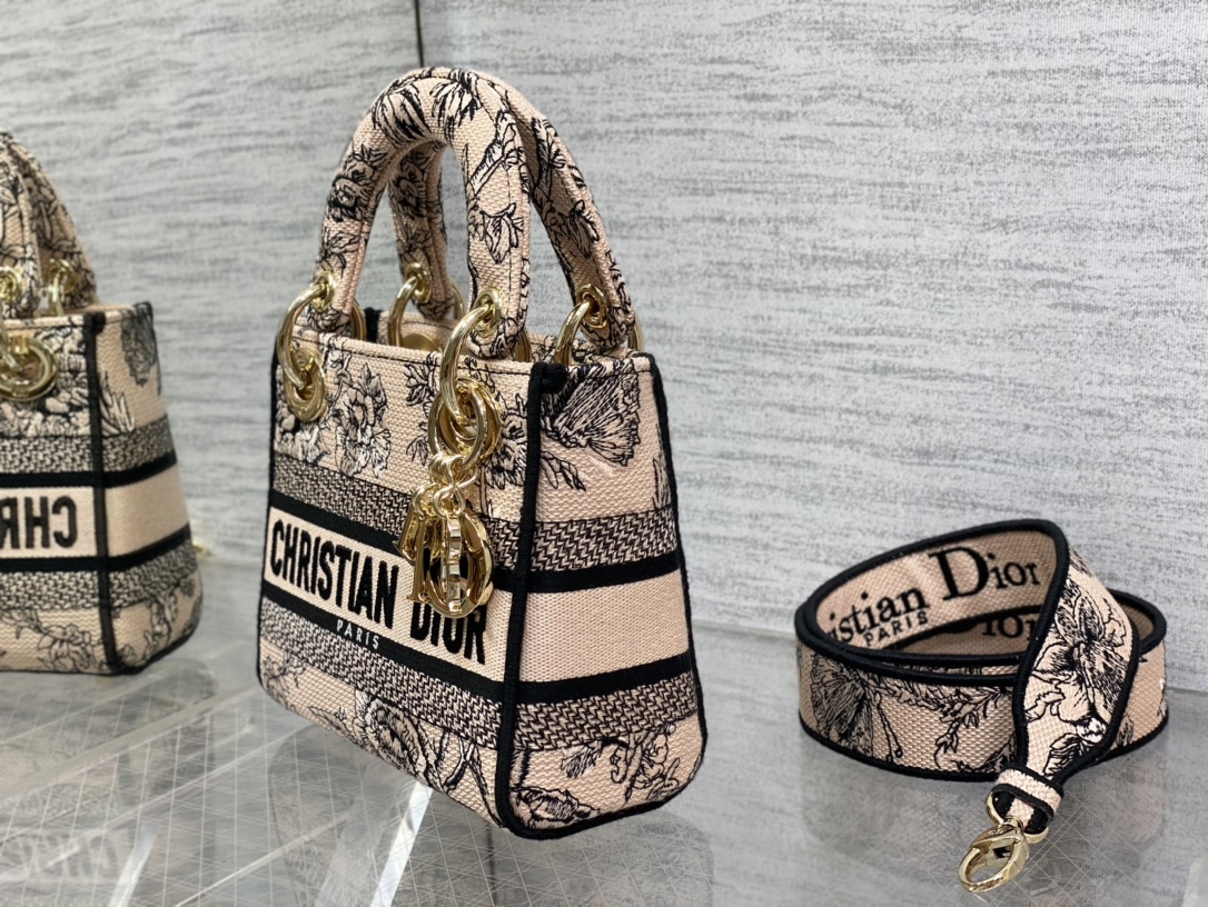 Handbag Dior size 17*7*15 cm - vstockx