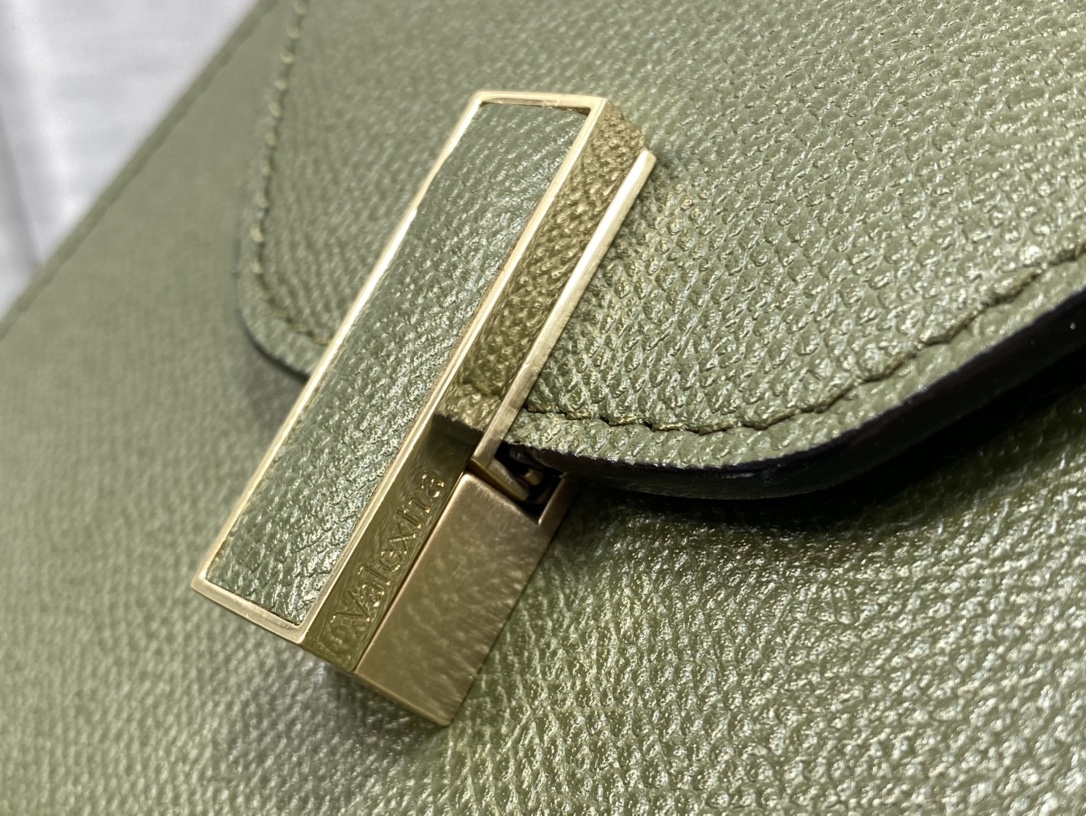 Handbag VALEXTRA size *'* - vstockx